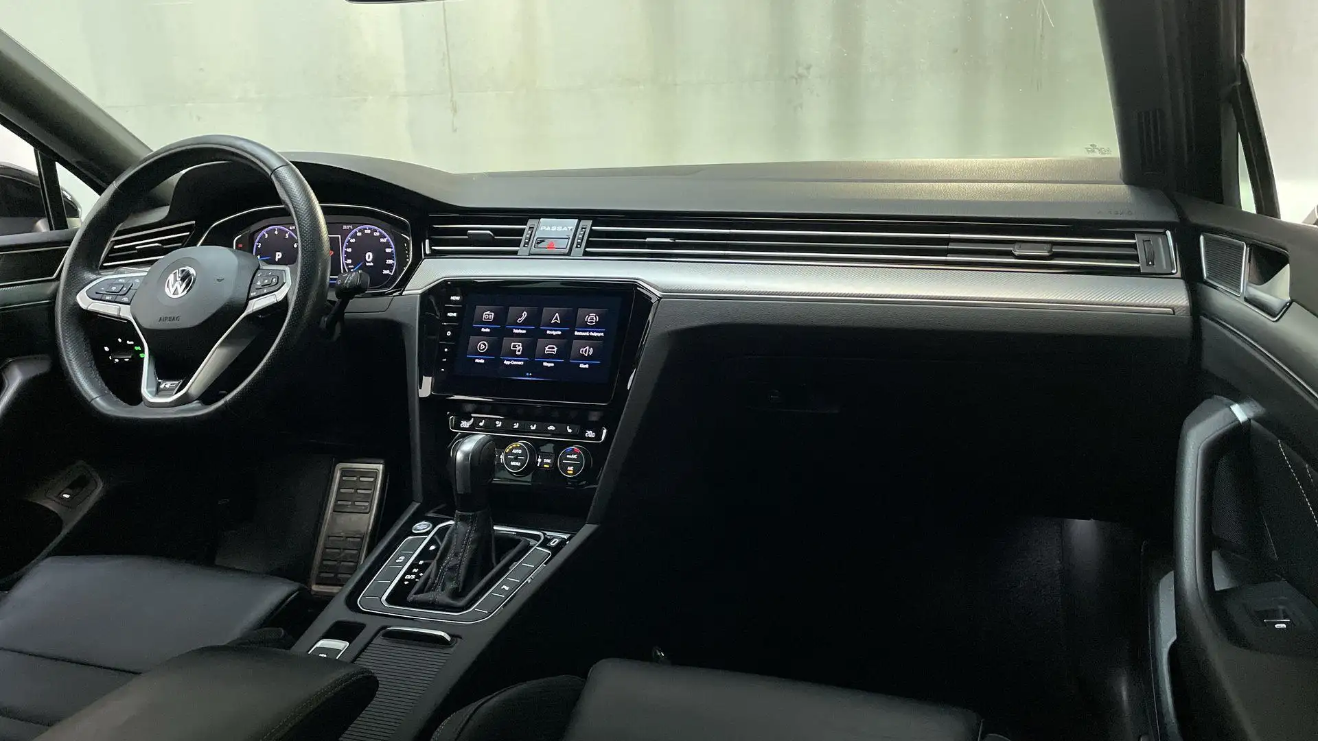 Volkswagen Passat Variant 1.5 TSI 150pk DSG Elegance Business R R-Line Leder Zwart - 2