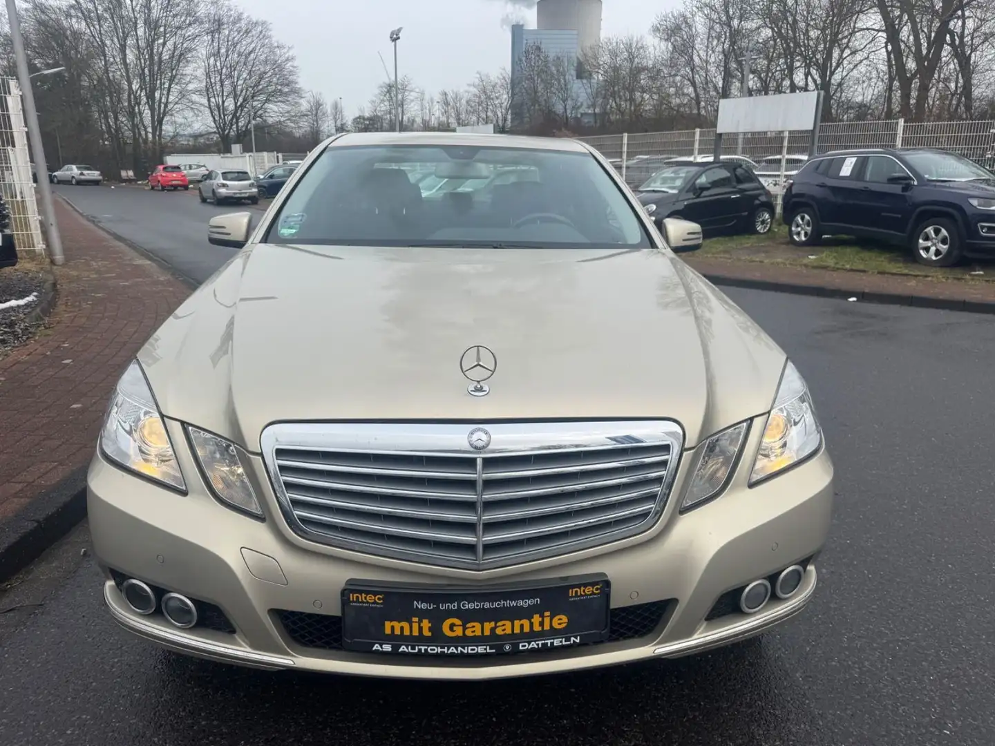 Mercedes-Benz E 200 /ELEGANCE/AUTOMATIK/2.HD/KLIMAAUT/8XALU/AHK Gold - 2