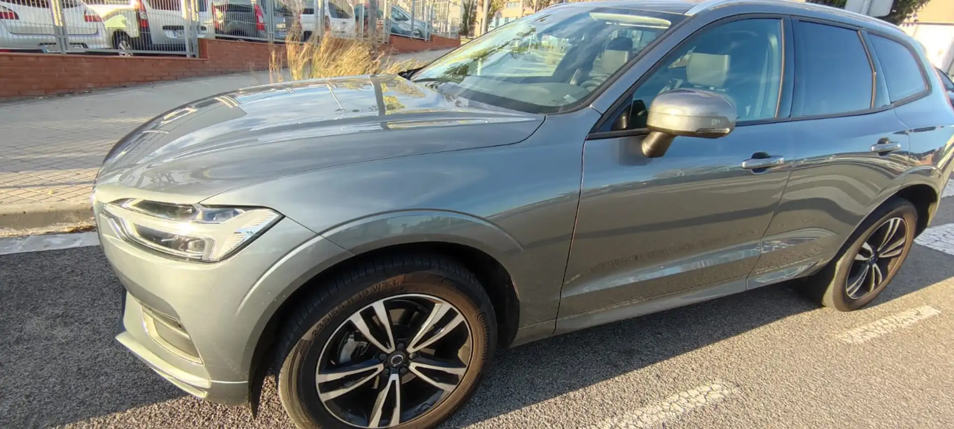 Volvo XC60 XC60 D4 Momentum Premium Edition AWD Gris - 1