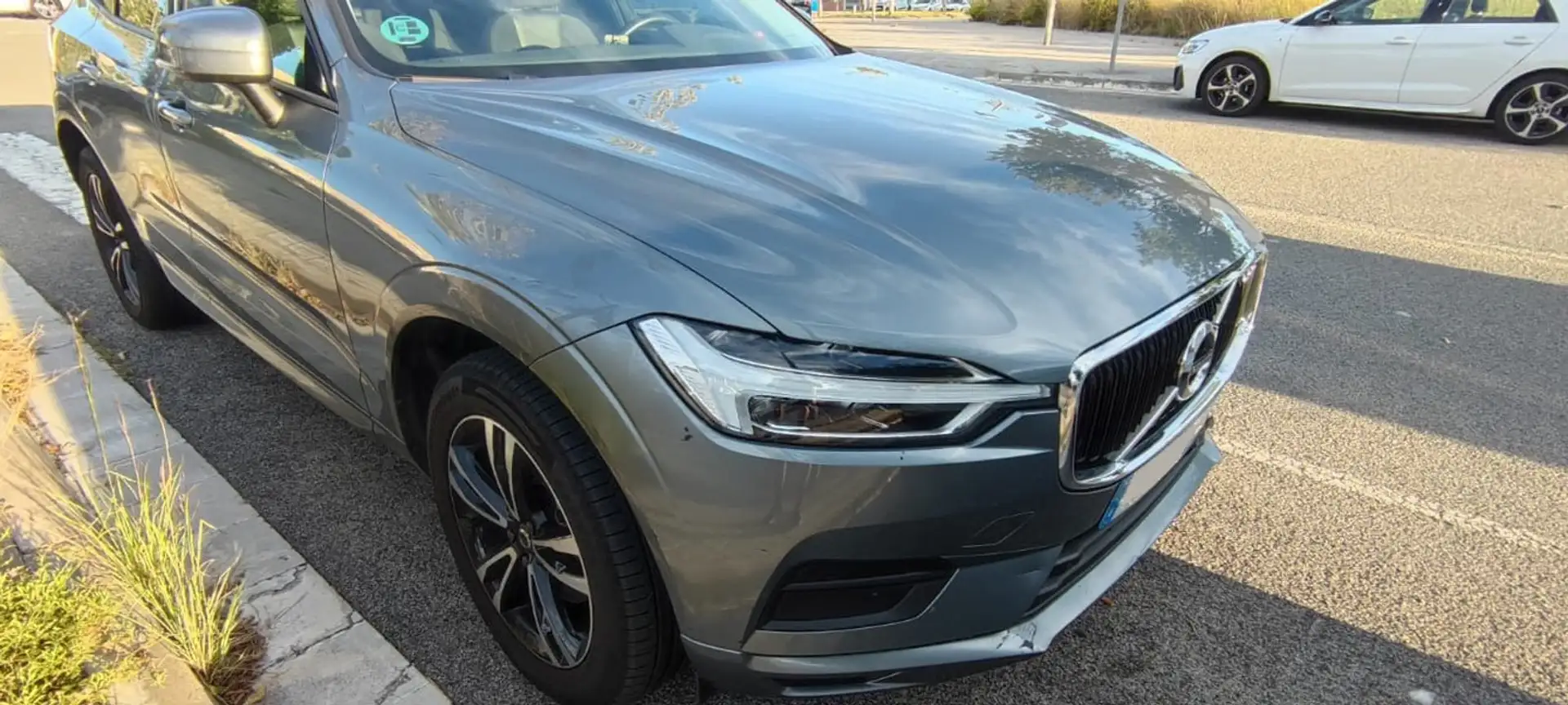Volvo XC60 XC60 D4 Momentum Premium Edition AWD Gris - 2