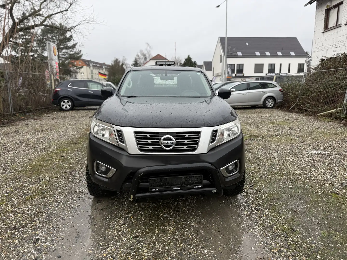 Nissan NP300 Visia King Cab 4x4 Schwarz - 1