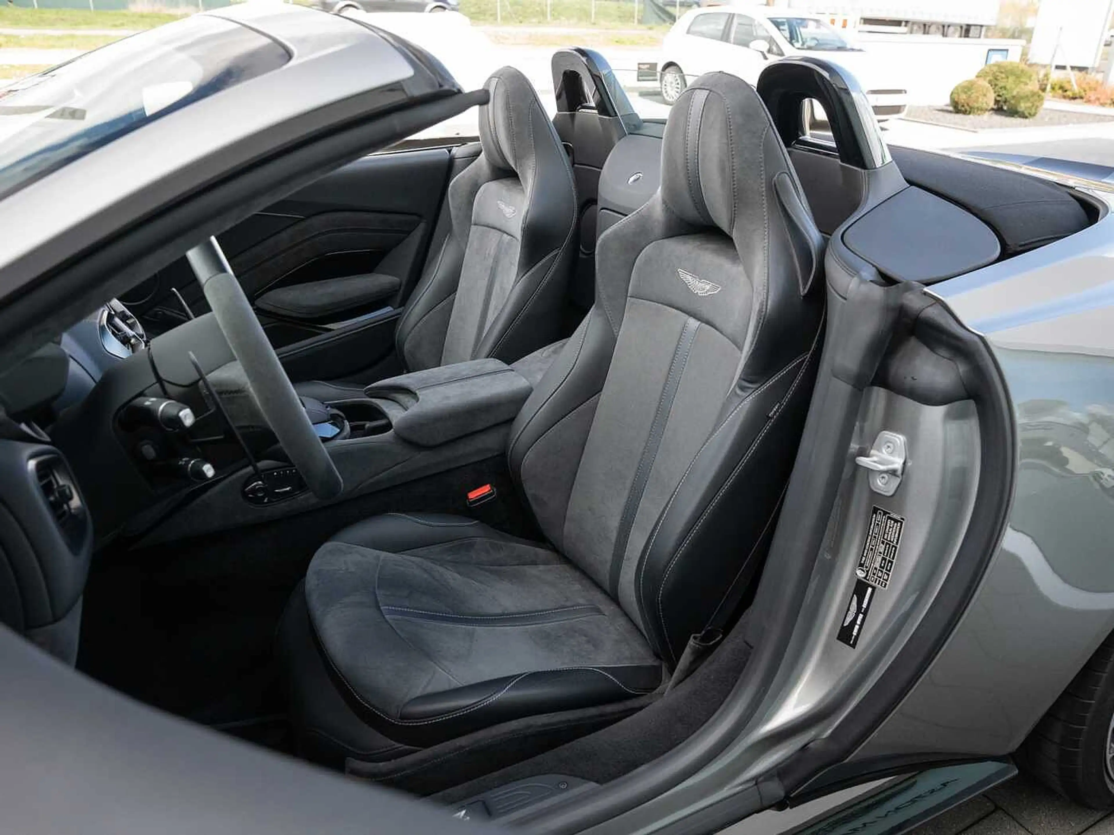 Aston Martin V8 Vantage Roadster F1 Edition Q Special Farbe — photo 12