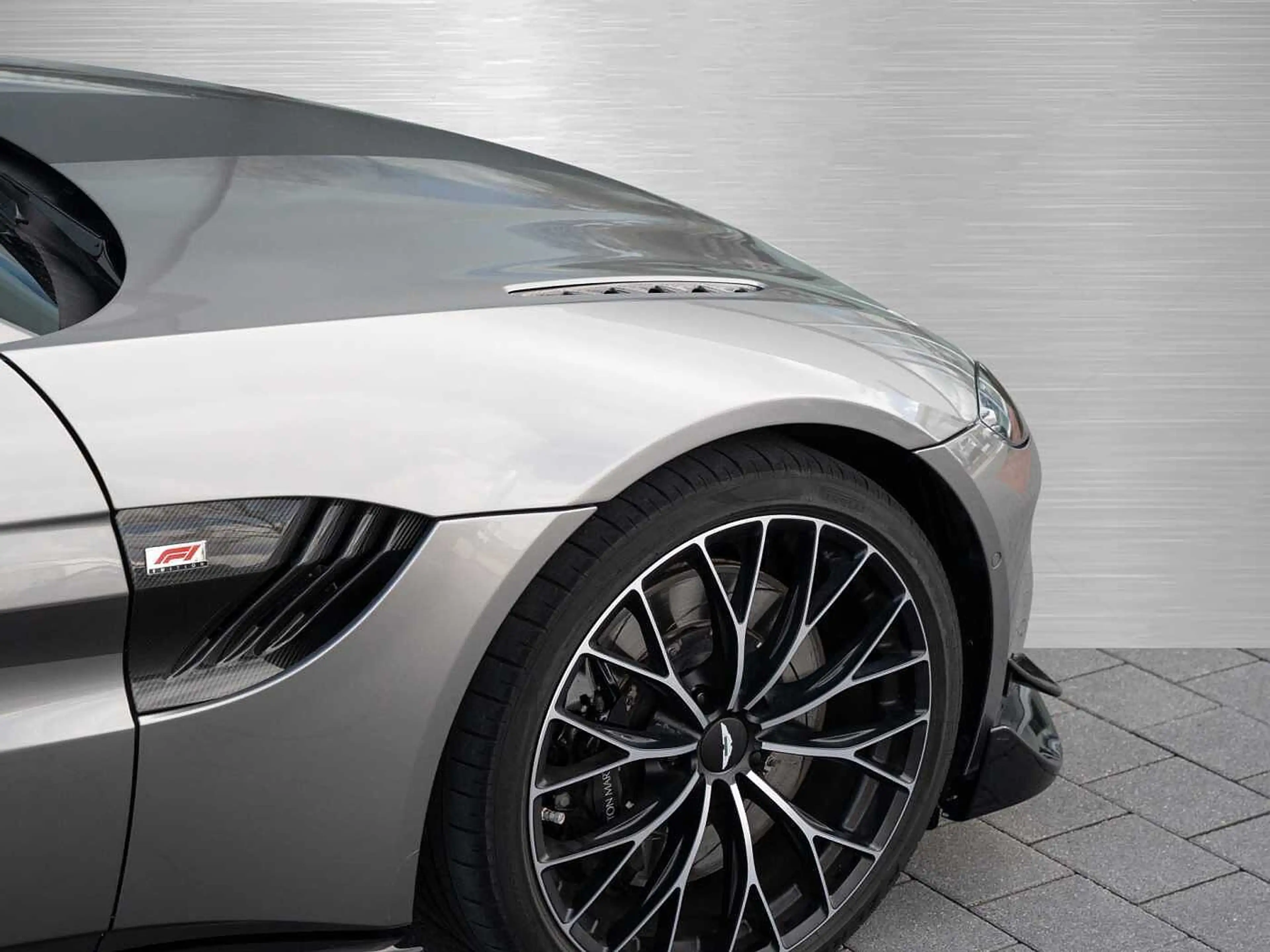 Aston Martin V8 Vantage Roadster F1 Edition Q Special Farbe — photo 9