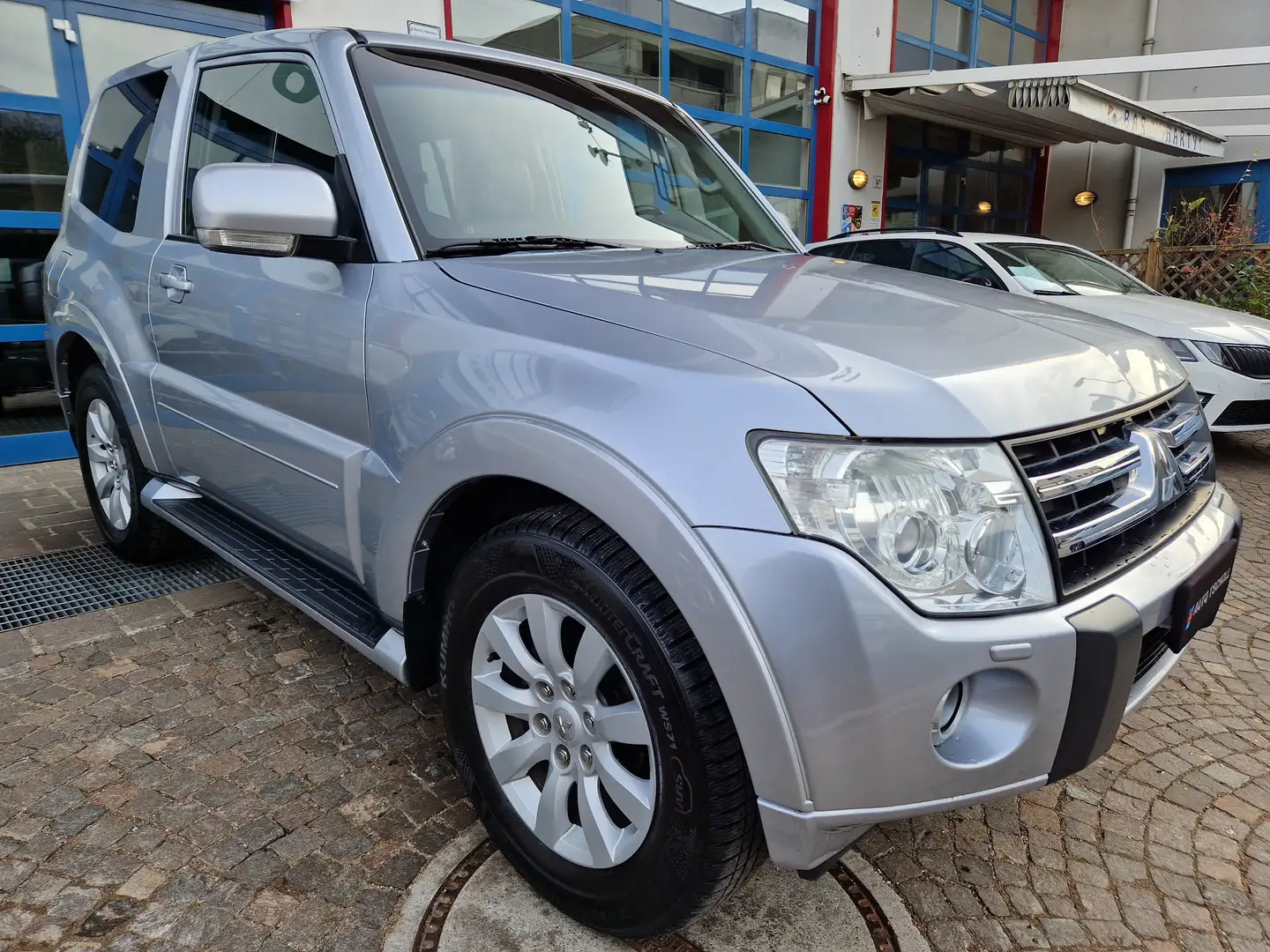 Mitsubishi Pajero 3.2 DI-D 200Cv Aut. Intense Xeno Euro5 18"PDC 3p/T Silber - 2