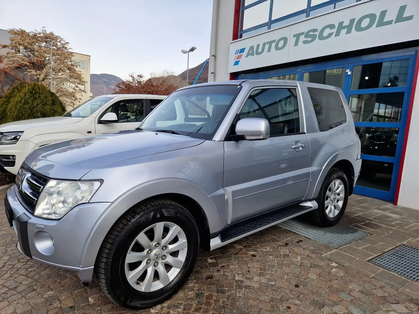 Mitsubishi Pajero 3.2 DI-D 200Cv Aut. Intense Xeno Euro5 18"PDC 3p/T Silber - 1