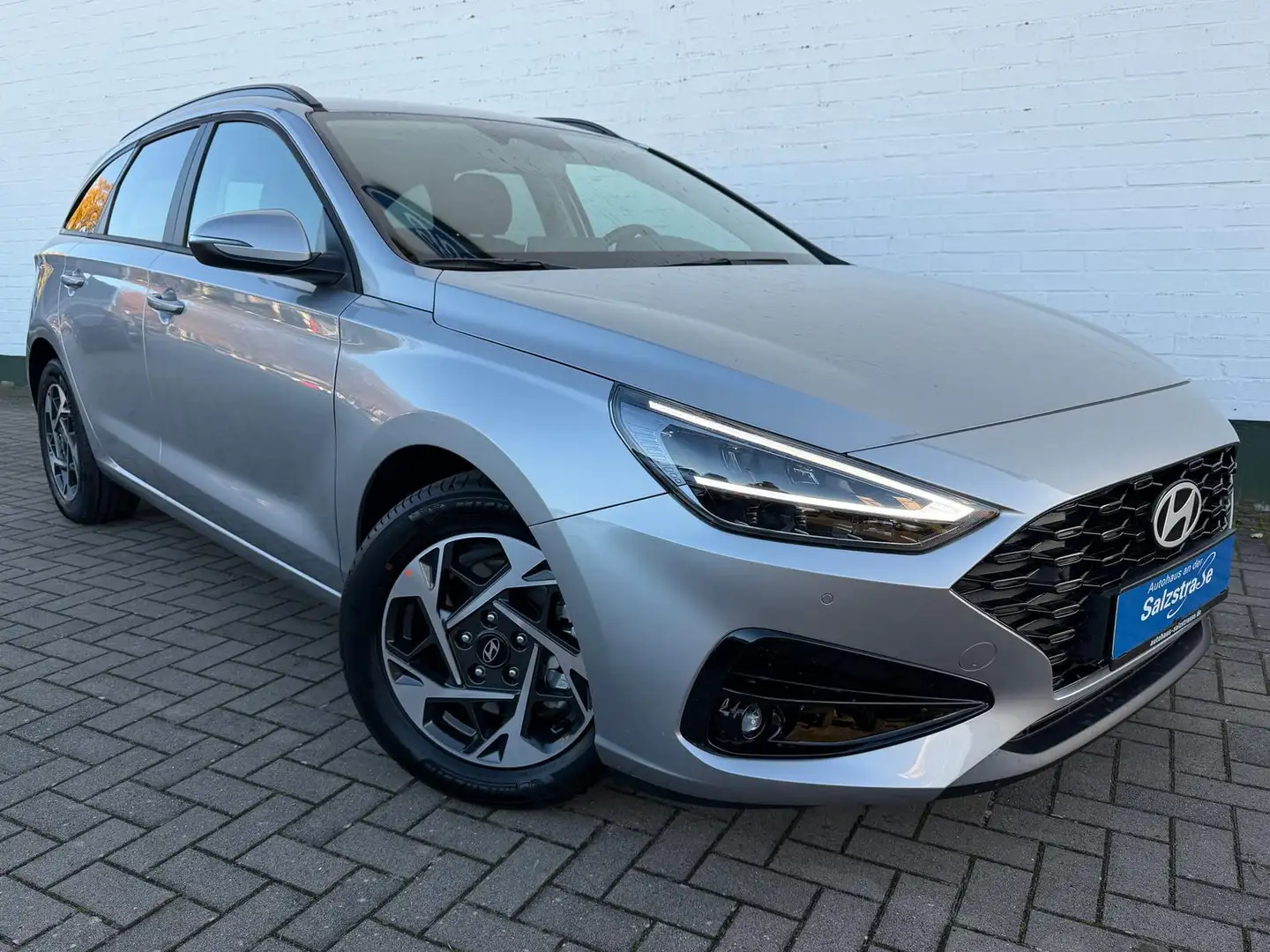 Hyundai i30 Kombi Autom.*140 PS*LED*RFK*Navi* Argent - 2