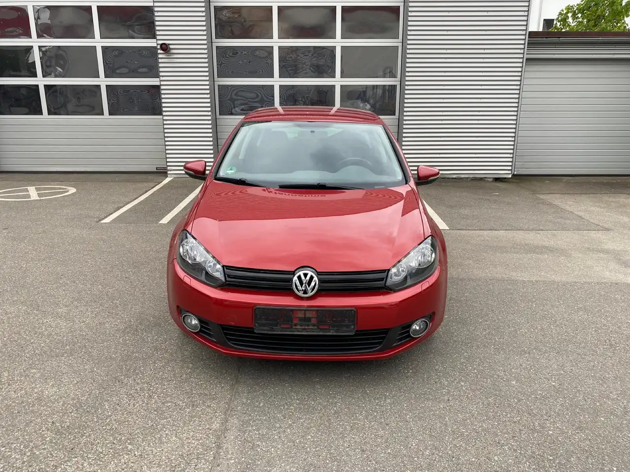 Volkswagen Golf Limousine in Rot gebraucht in Bad Wurzach für € 4.725