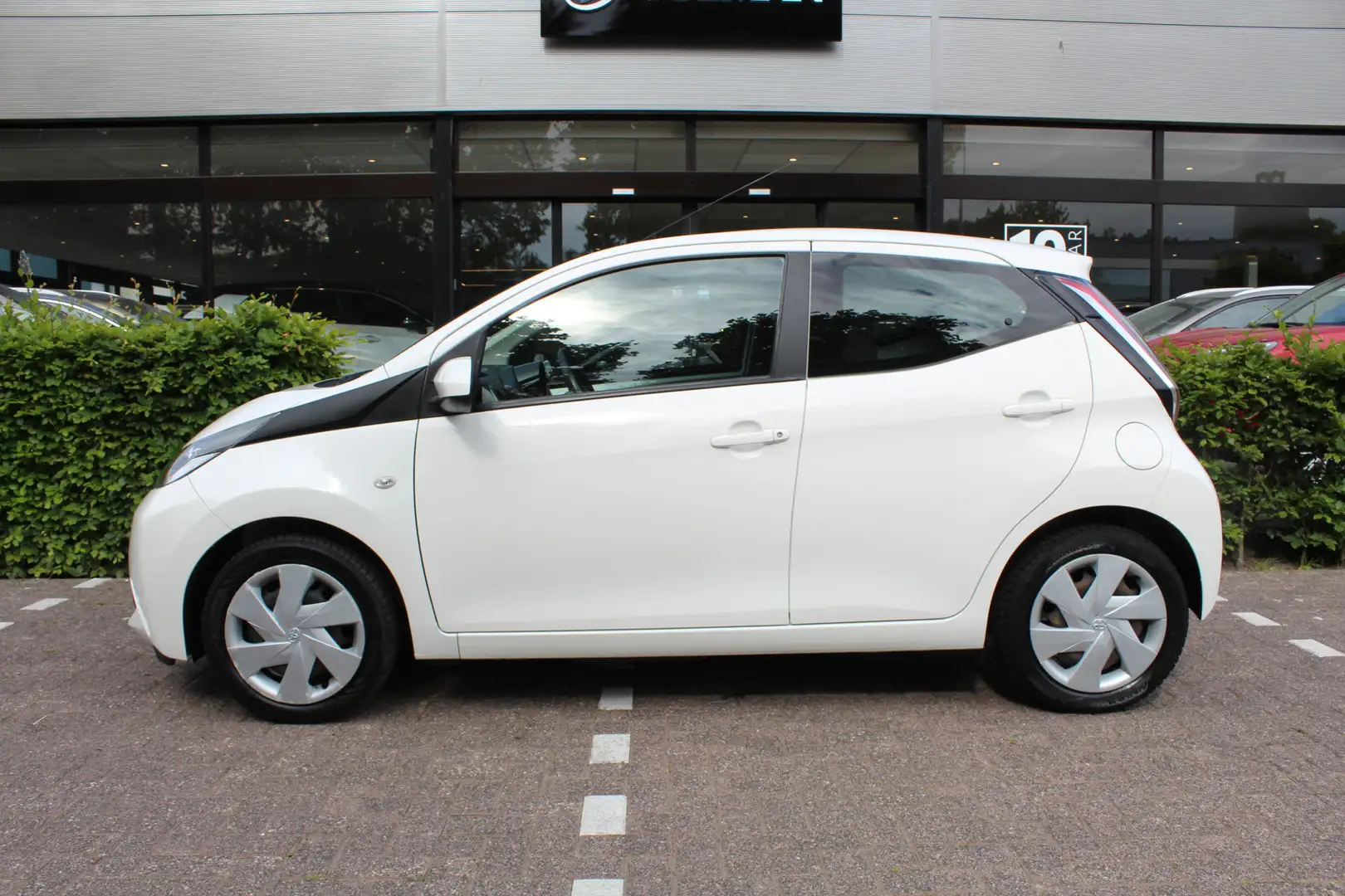 Toyota Aygo 1.0 VVT-i x-play | Rijklaar | Airco | Camera | Mis Wit - 2