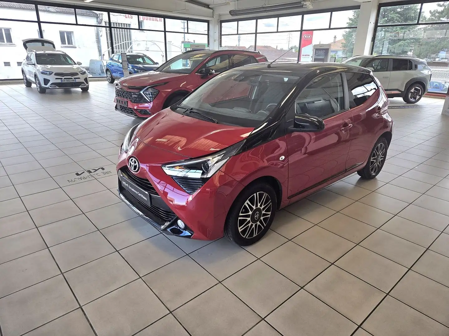 Toyota Aygo 1.0 VVT-I 72CH X-PLAY 5P MY20 Rood - 1