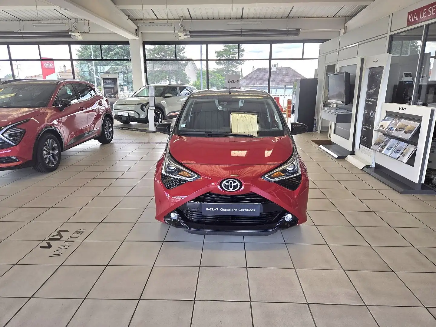 Toyota Aygo 1.0 VVT-I 72CH X-PLAY 5P MY20 Rood - 2