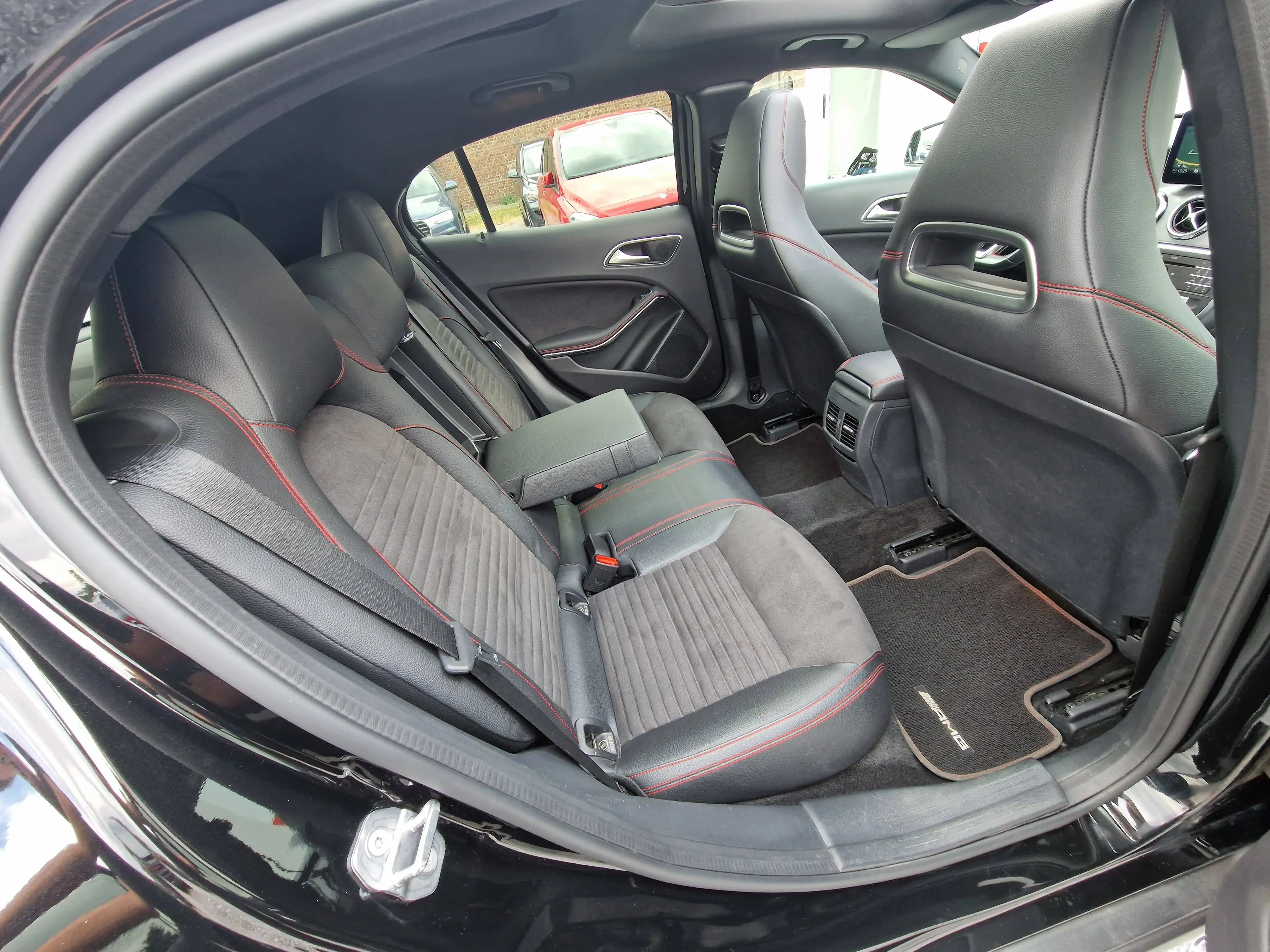 Mercedes-Benz GLA 180 PACK AMG*1 MAIN*BOITE AUTO*XENON*GPS*CUIR*CAMERA — photo 13