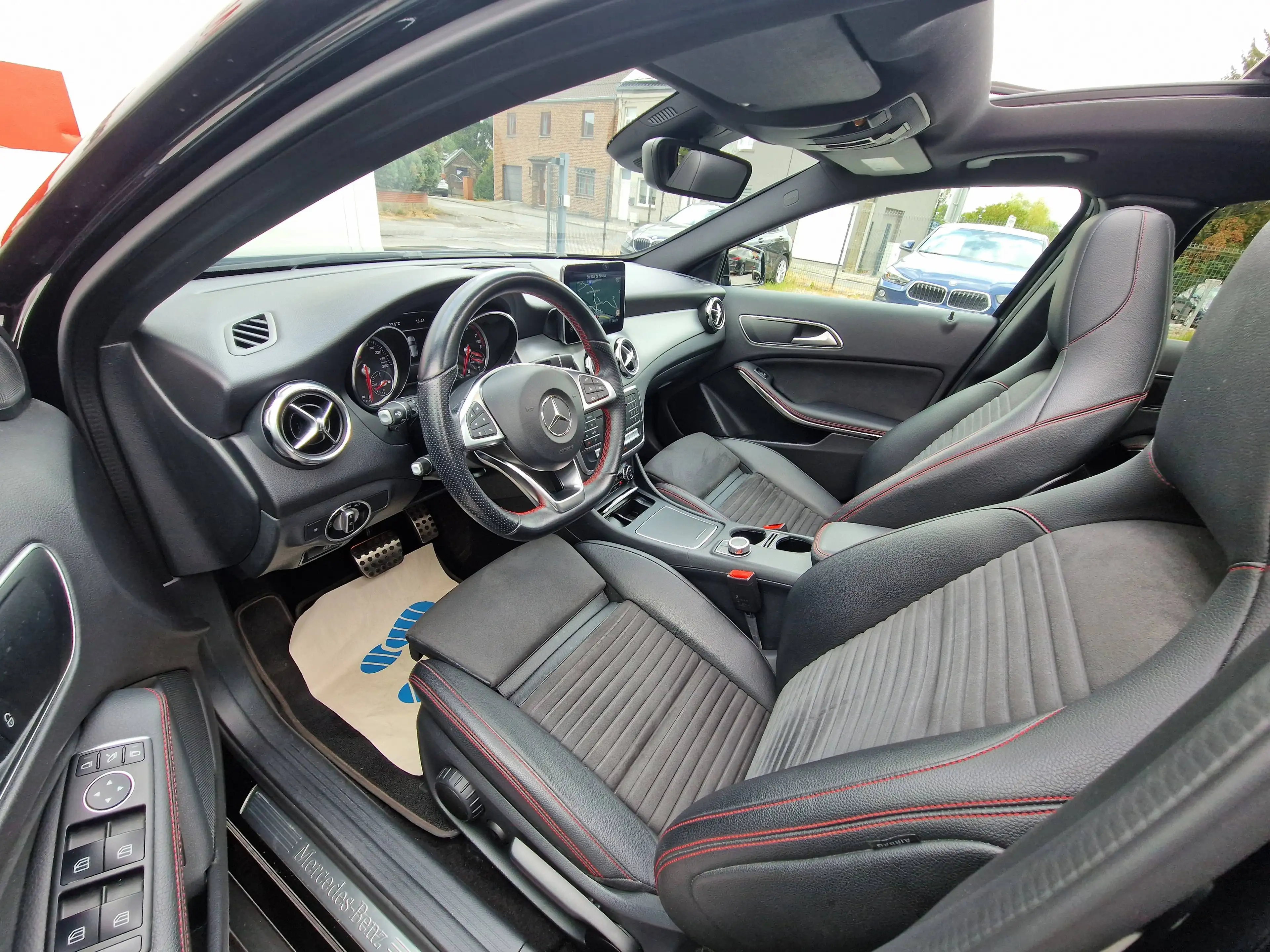 Mercedes-Benz GLA 180 PACK AMG*1 MAIN*BOITE AUTO*XENON*GPS*CUIR*CAMERA — photo 5