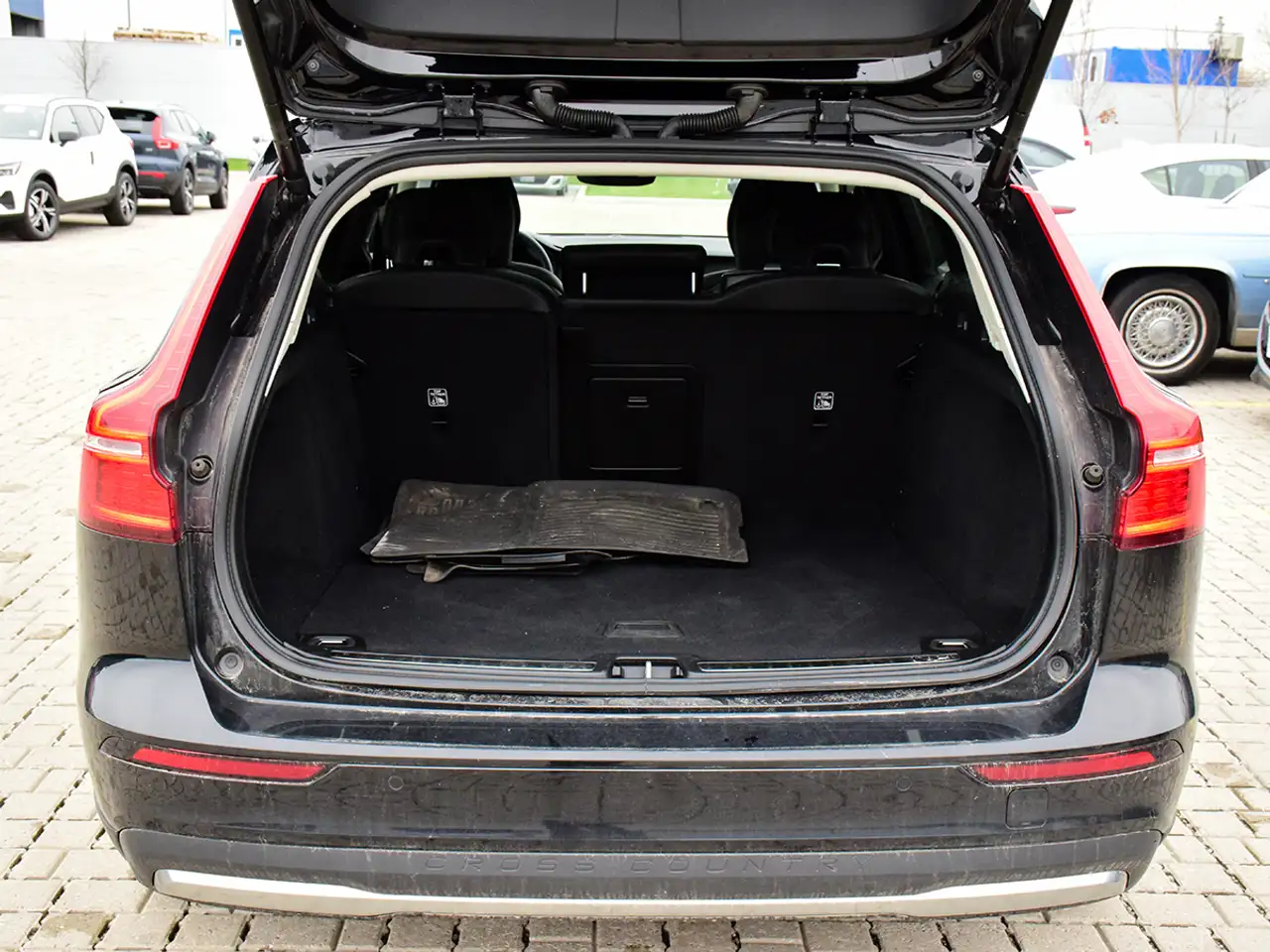 Volvo V60 Cross Country снимка Volvo V60 Cross Country