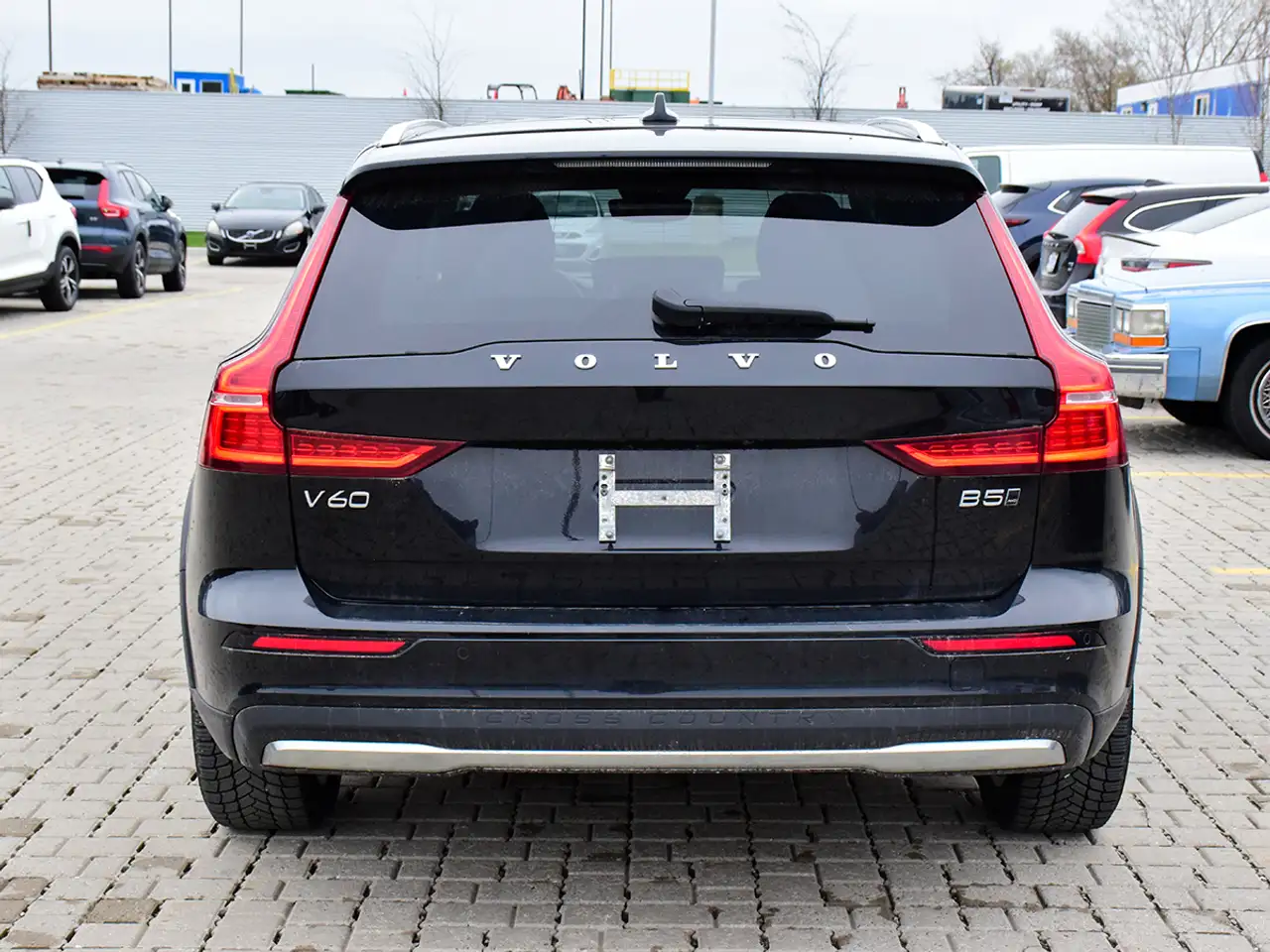 Volvo V60 Cross Country снимка Volvo V60 Cross Country