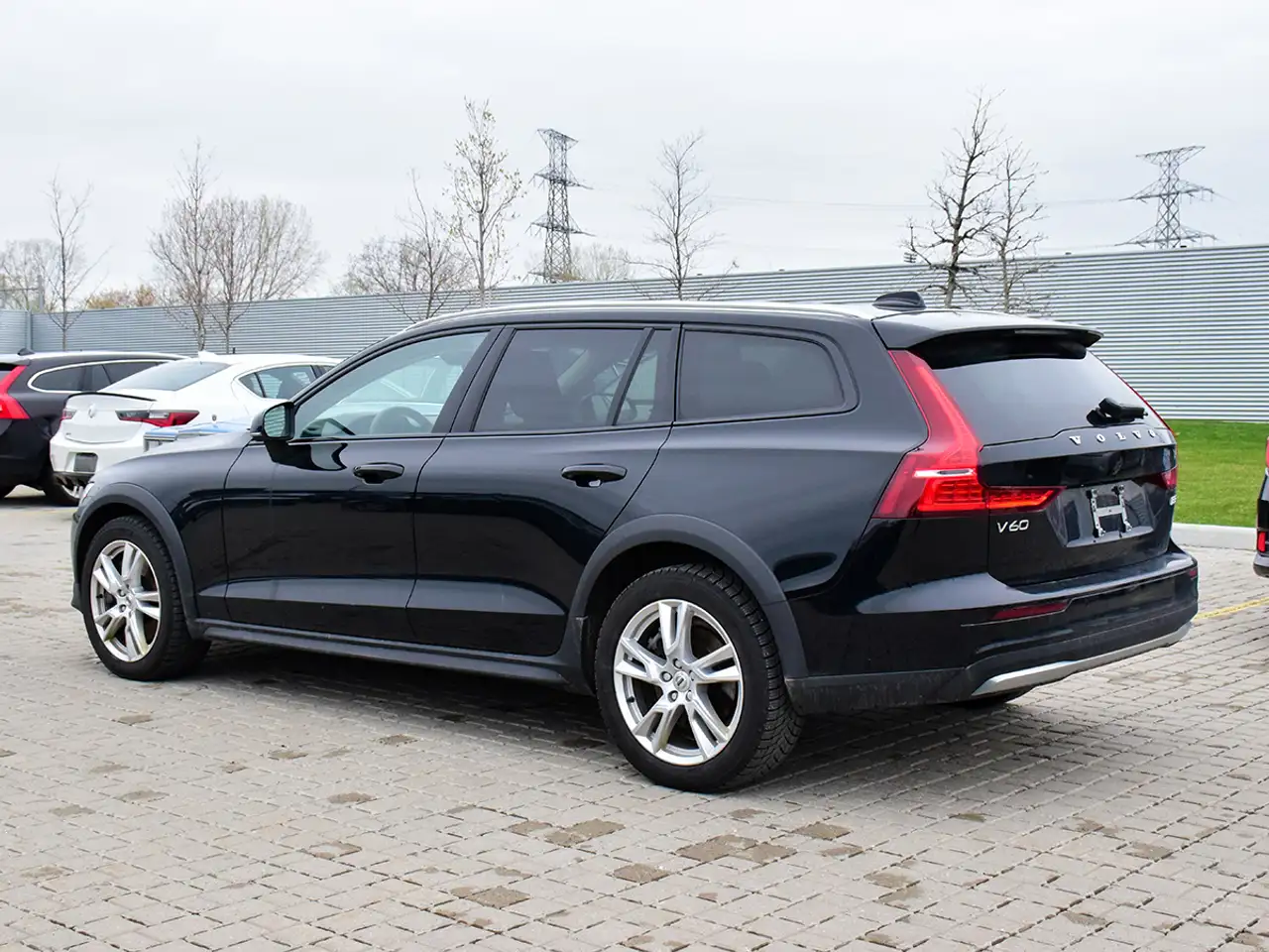 Volvo V60 Cross Country снимка Volvo V60 Cross Country