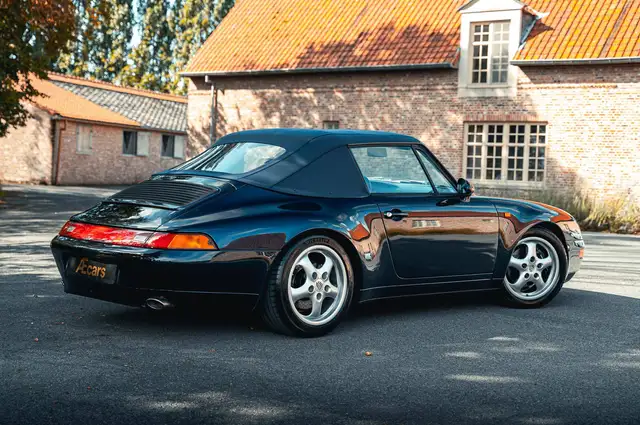 Porsche 911 view 3