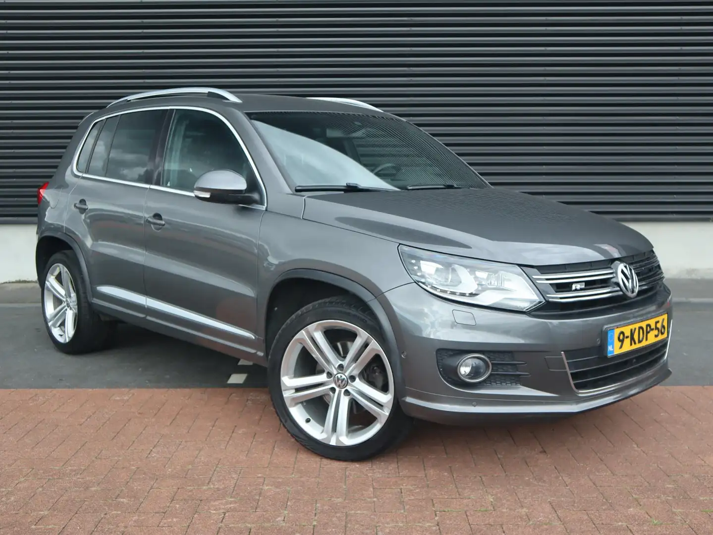 Volkswagen Tiguan 2.0 TSI Sport&Style 4Motion R-line | Airco | Cruis Grijs - 2