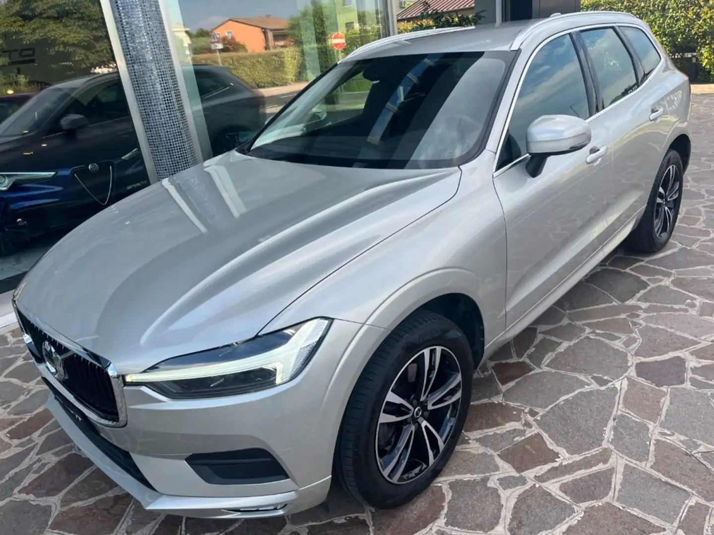 Volvo XC60 B4 AWD GEARTRONIC 197CV MOMENTUM PRO Zilver - 1