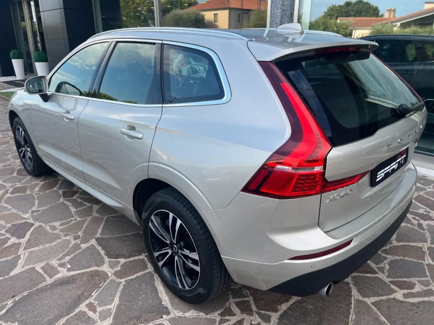 Volvo XC60 B4 AWD GEARTRONIC 197CV MOMENTUM PRO Zilver - 2