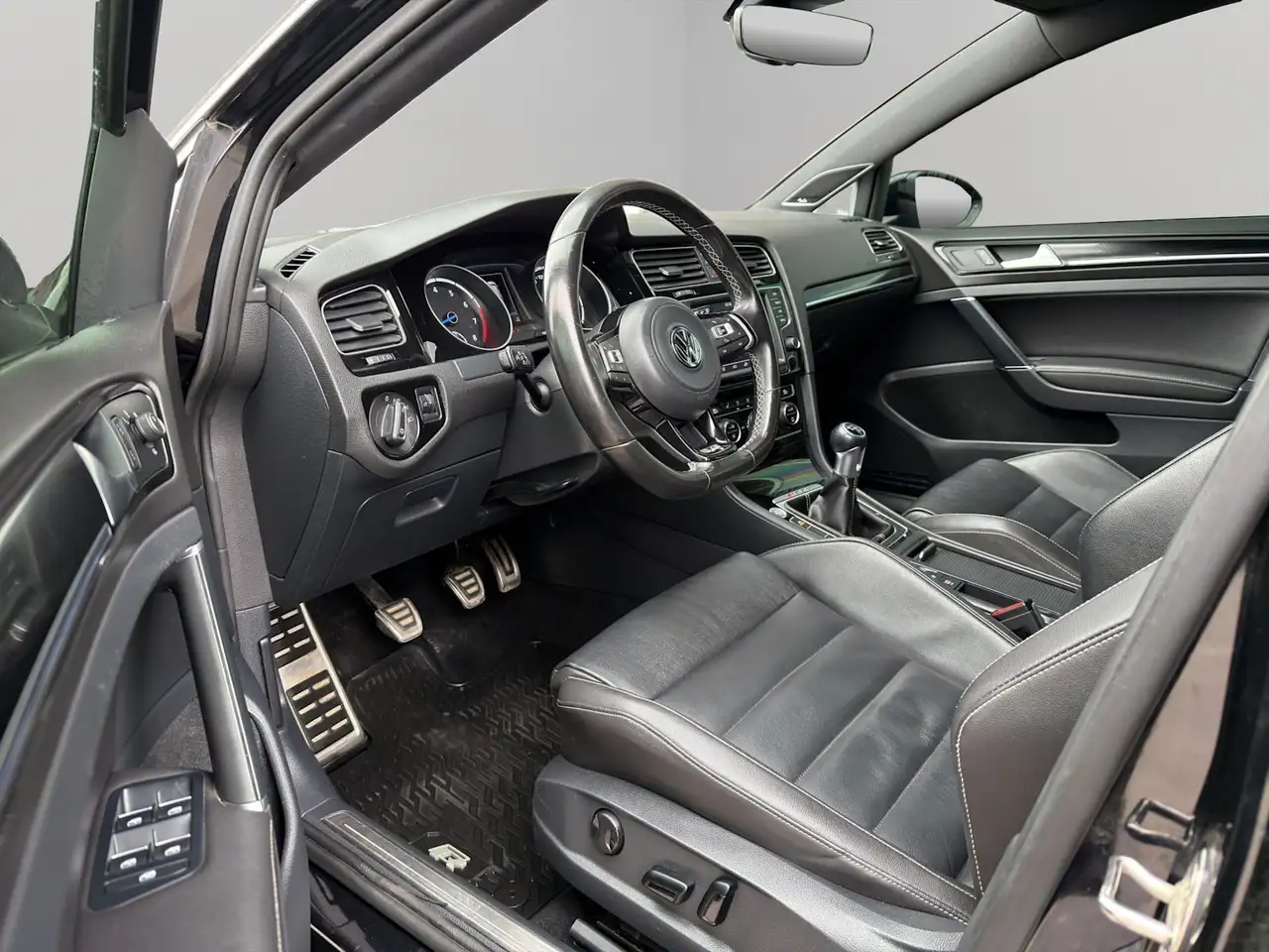 Volkswagen Golf R снимка Volkswagen Golf R