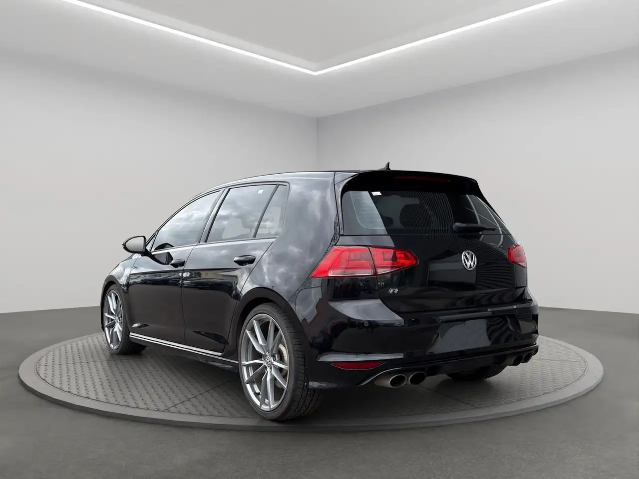Volkswagen Golf R снимка Volkswagen Golf R