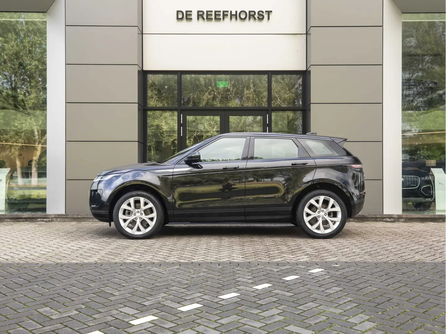 Land Rover Range Rover Evoque 2.0 D180 AWD SE | 24 maanden garantie | Trekhaak | Zwart - 2