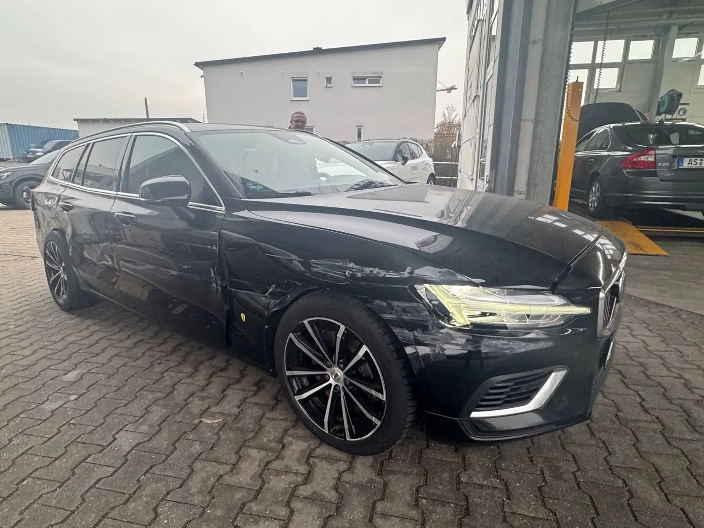 Volvo V60 T6 Core Recharge Plug-In Hybrid AWD*AKKU 107 Negro - 1