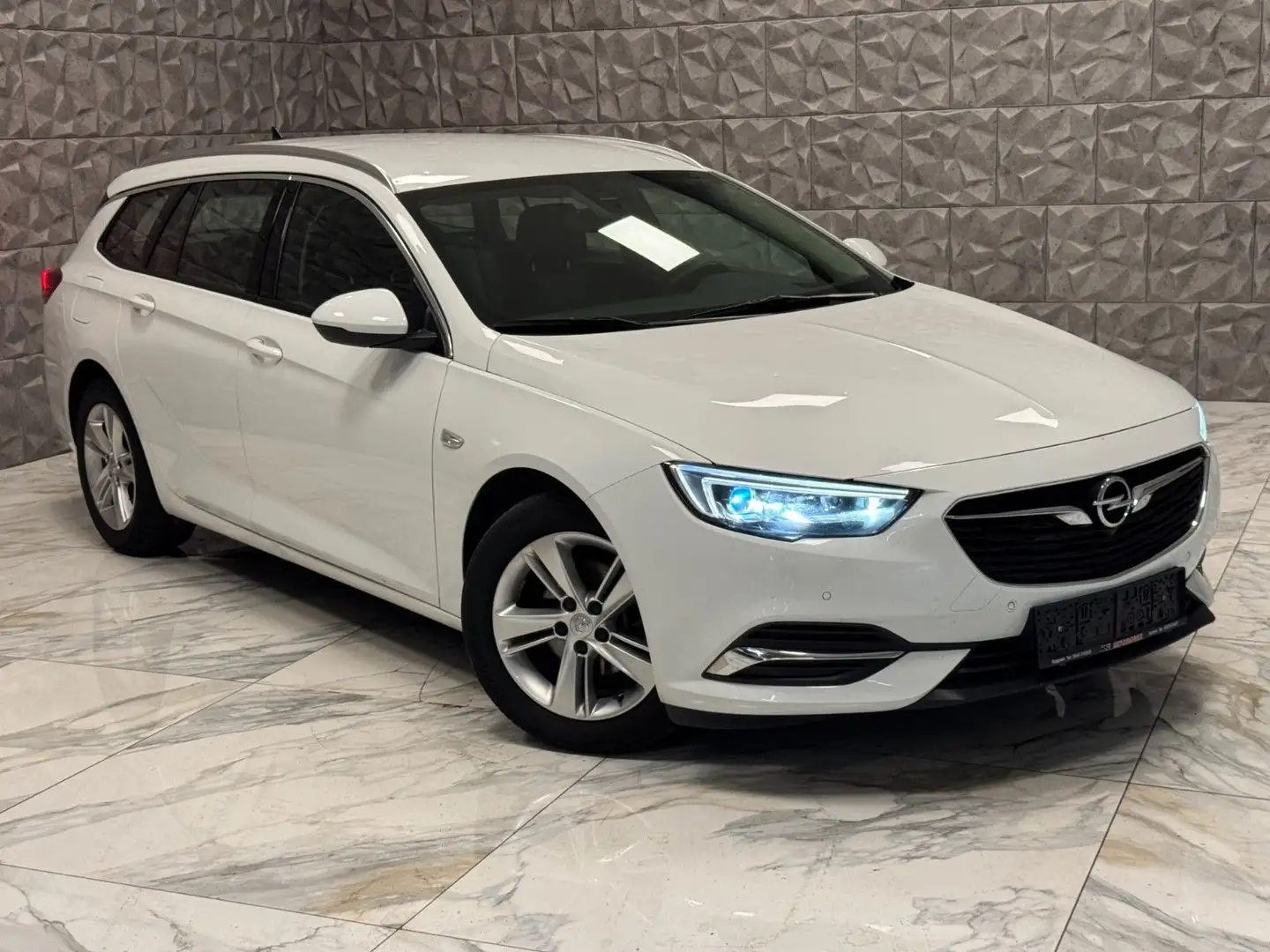 Opel Insignia B Sports Tourer Innovation Weiß - 1