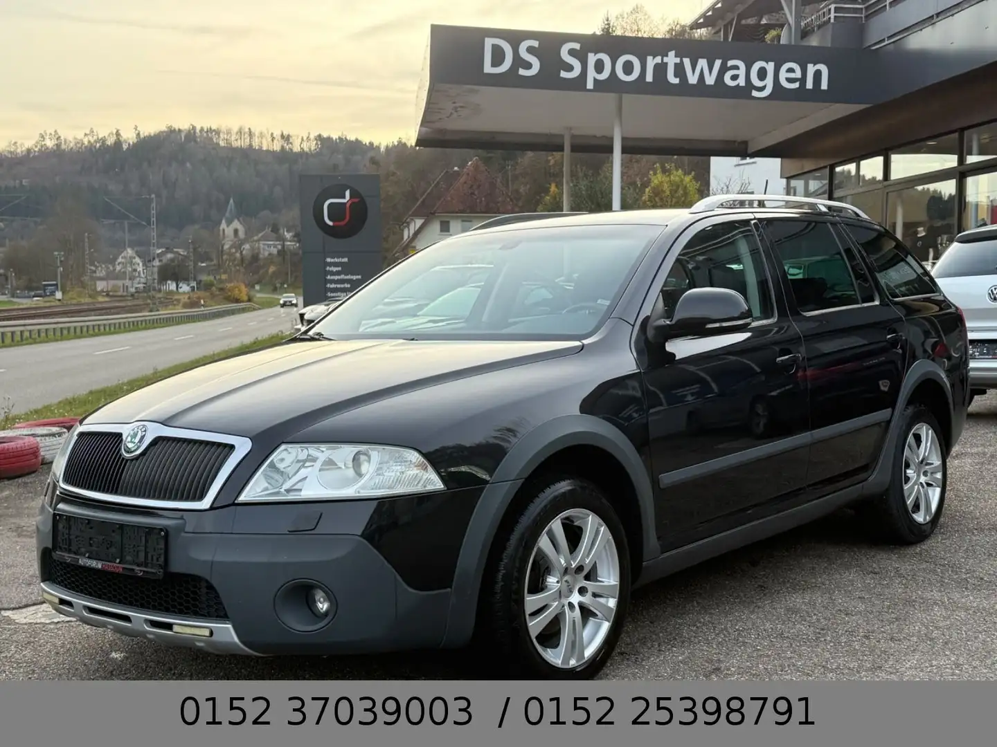 Skoda Octavia Combi Scout 4X4 4xSHZ NAVI AHK XENON PDC Schwarz - 1
