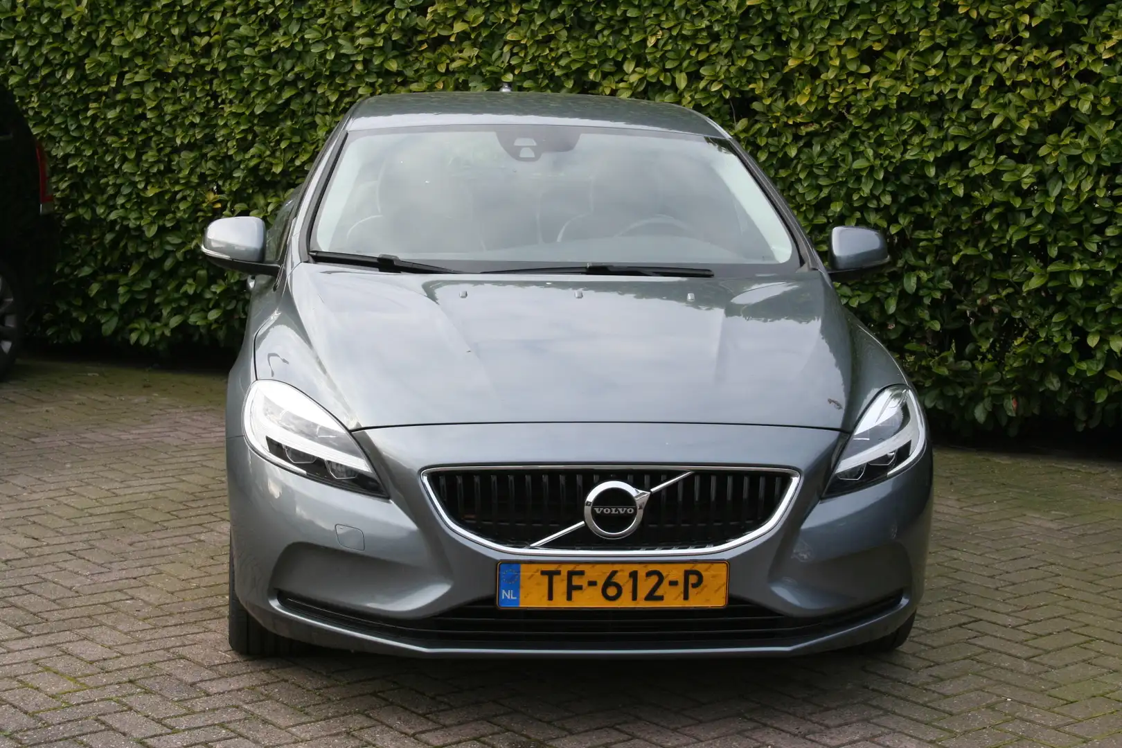 Volvo V40 1.5 T3 152PK Geartronic Dynamic Edition Grijs - 2