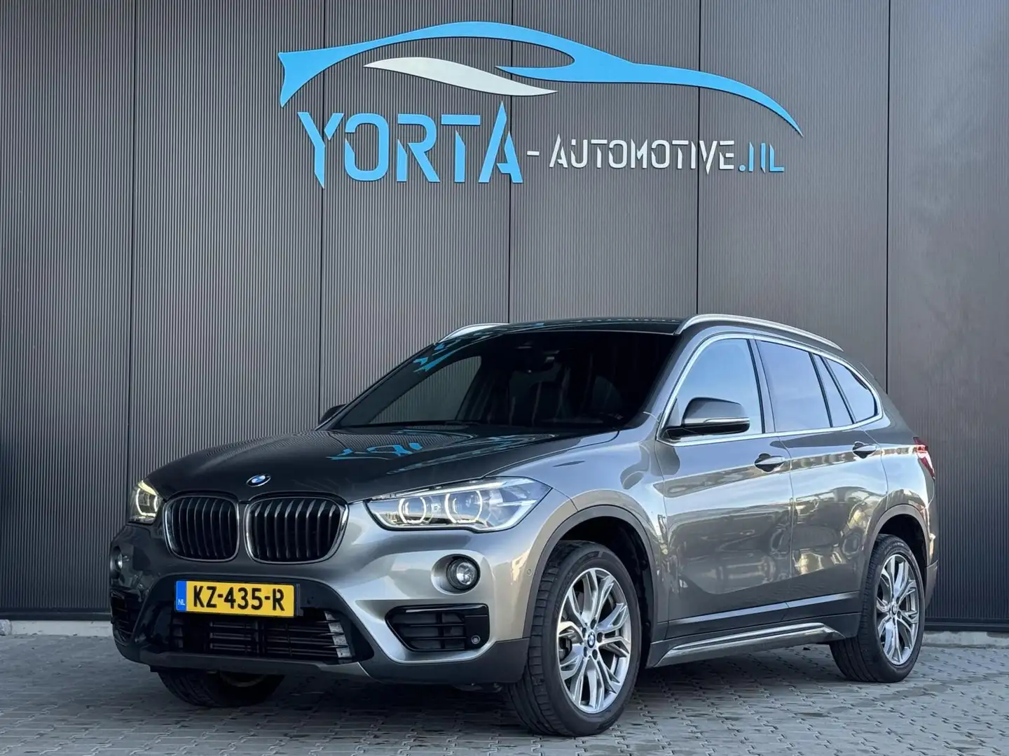 BMW X1 sDrive20i High Executive NL AUTO*AUTOMAAT*AFN. HAA Grijs - 1