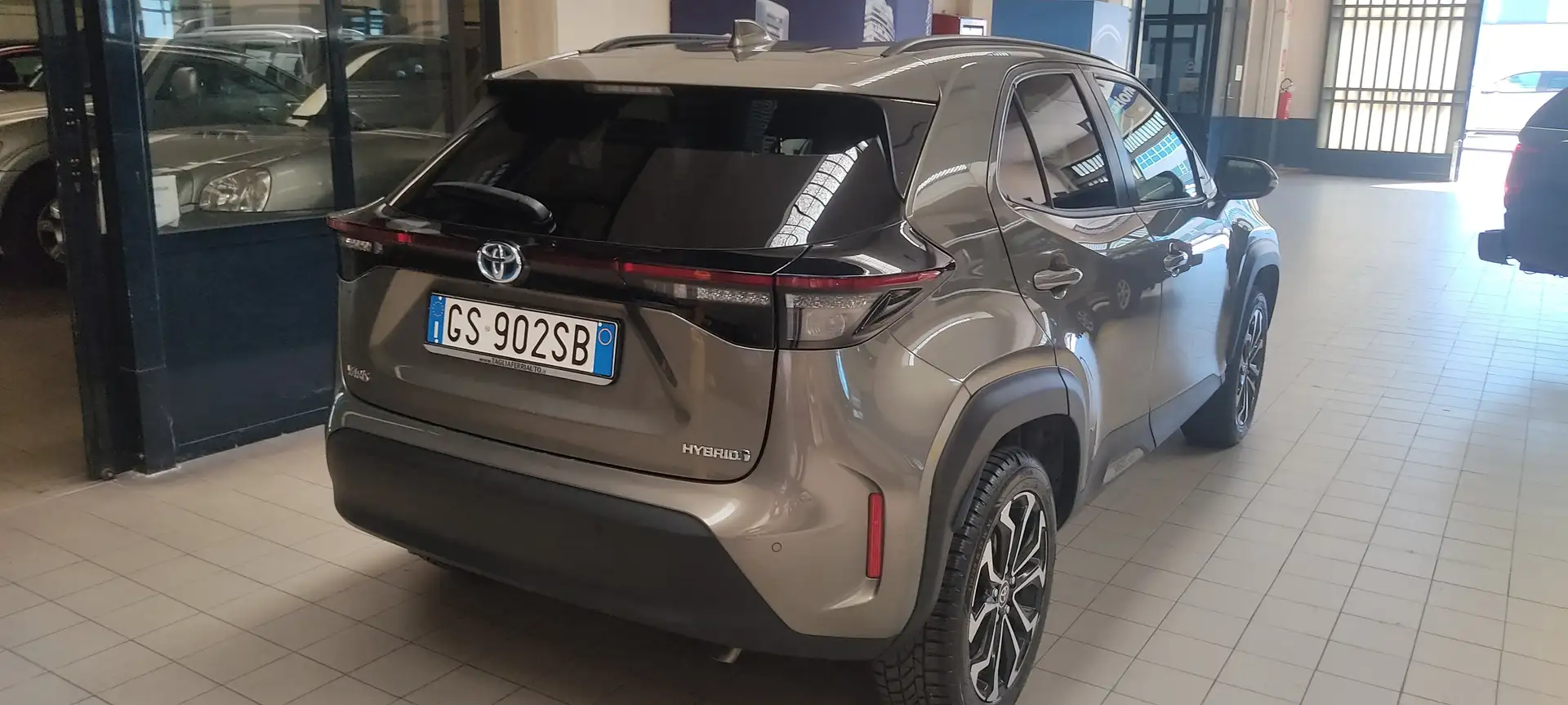 Toyota Yaris Yaris Cross Cross 1.5h Trend fwd 116cv e-cvt Gris - 1