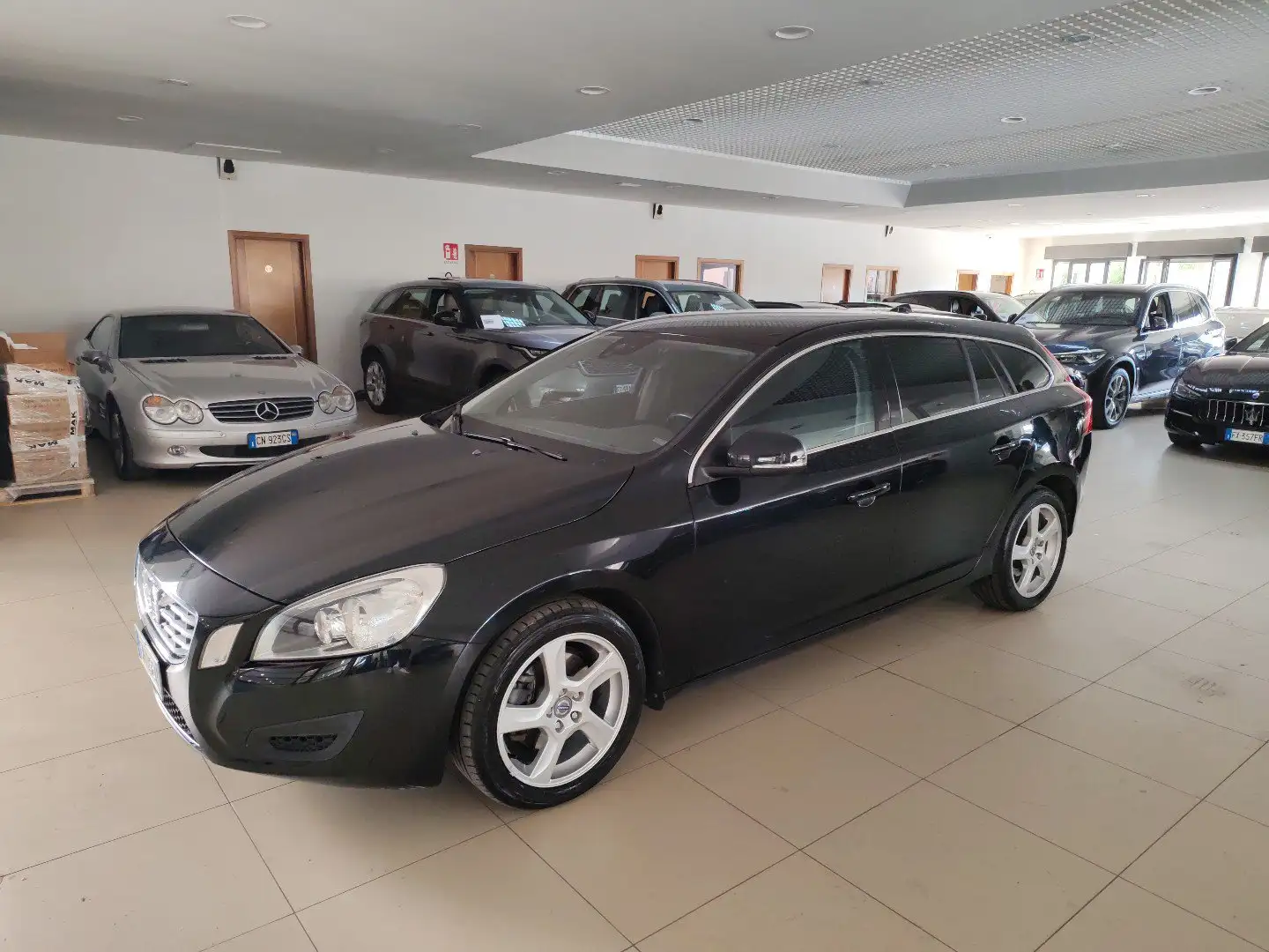 Volvo V60 D3 Geartronic Momentum auto Navi Cruise Diurne LED Schwarz - 1