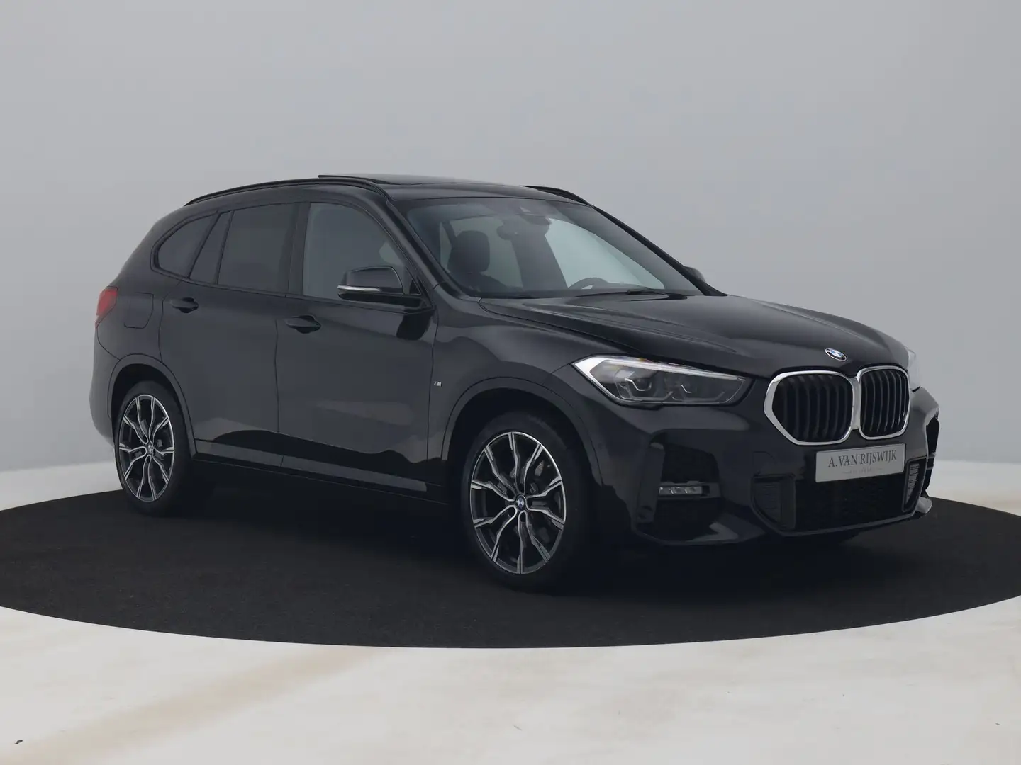 BMW X1 xDrive25e M-Sport | PANO | CAMERA | STOELVERWARMIN Zwart - 2