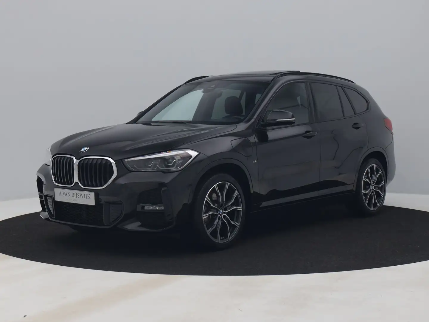 BMW X1 xDrive25e M-Sport | PANO | CAMERA | STOELVERWARMIN Zwart - 1