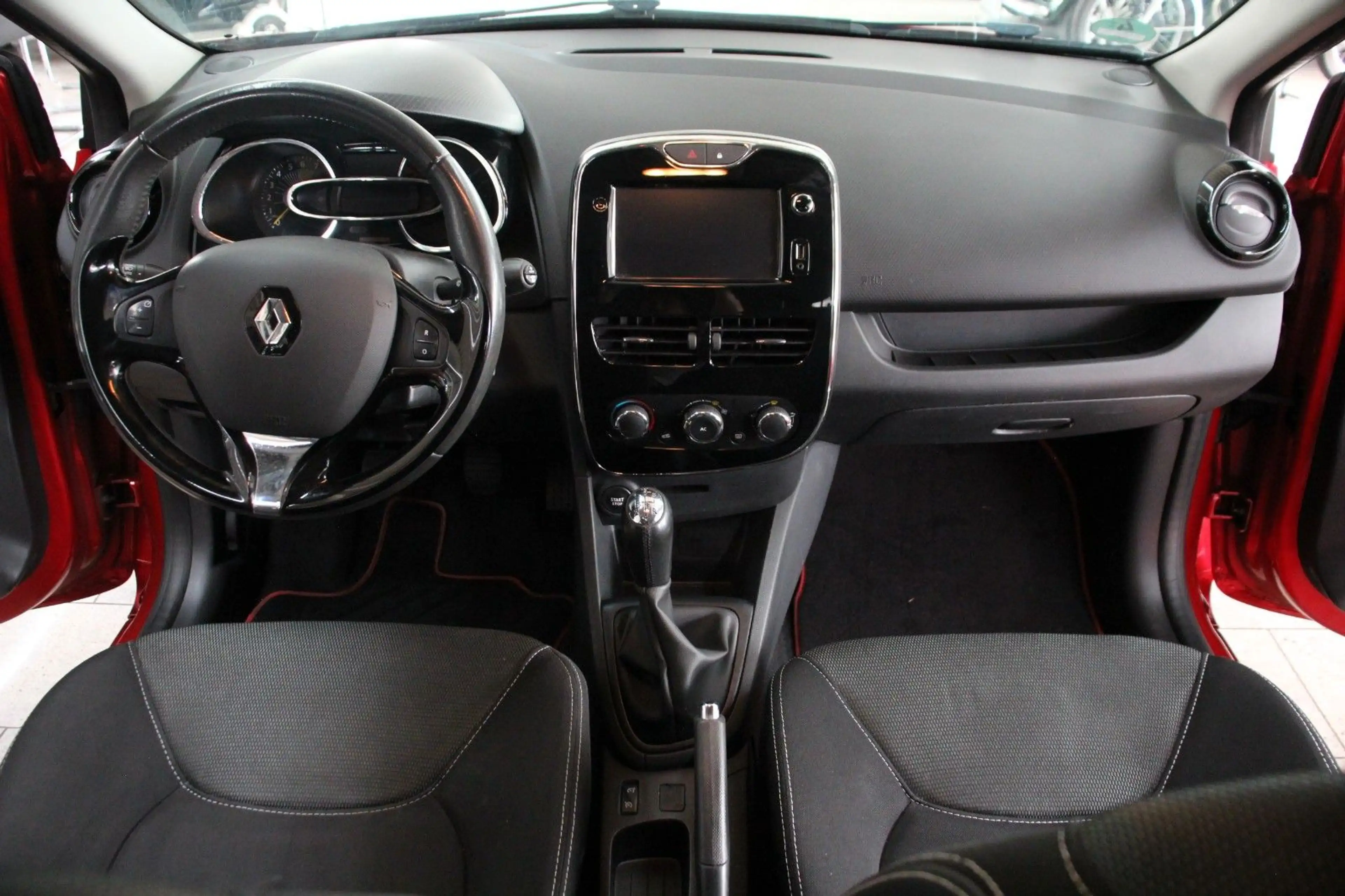 Renault Clio IV Paris *Klima/Navi* — photo 10