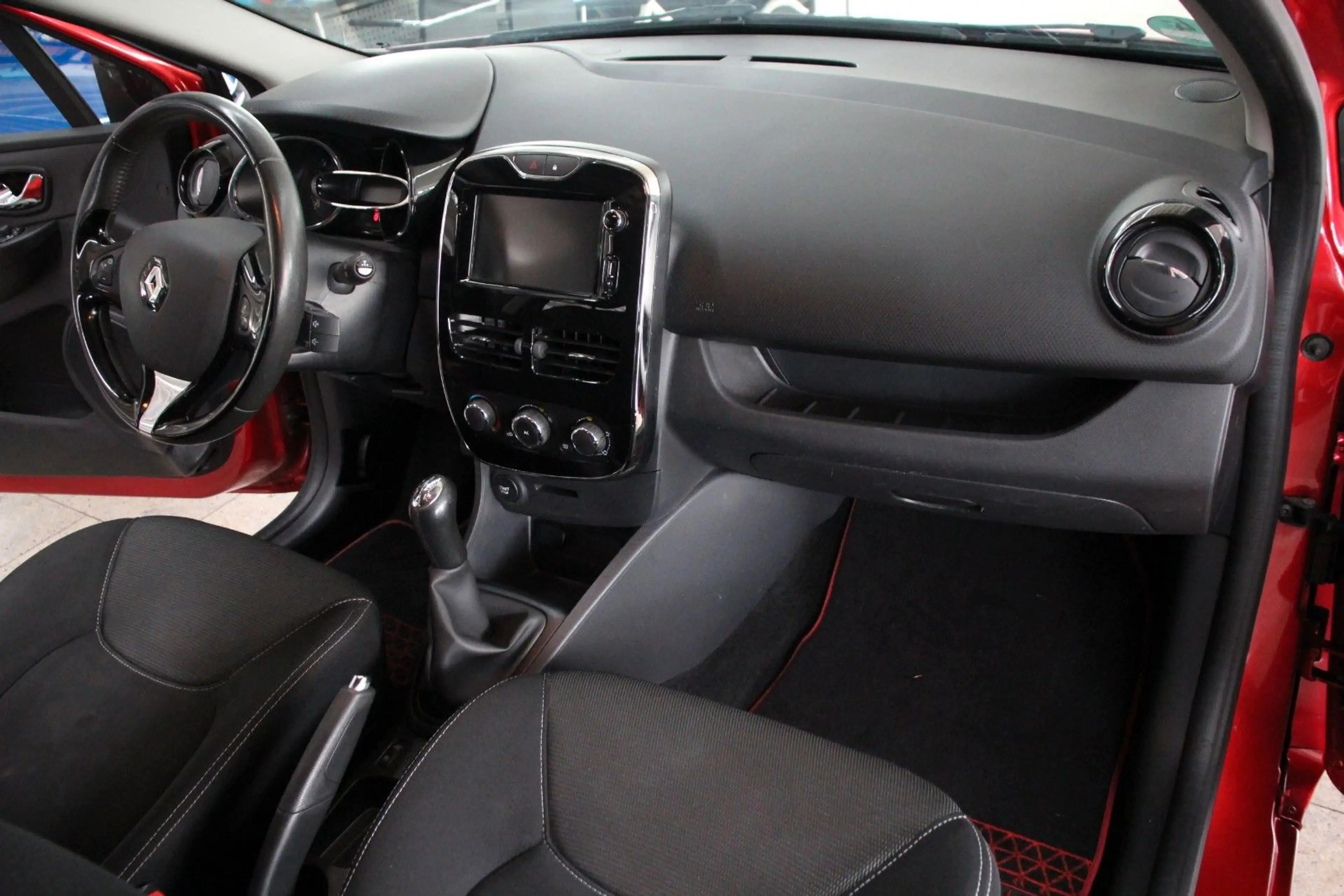 Renault Clio IV Paris *Klima/Navi* — photo 12