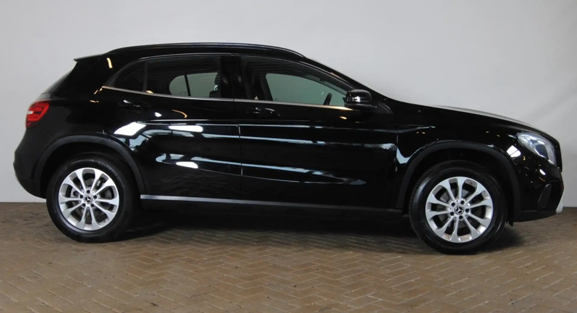 Mercedes-Benz GLA 200 Premium Plus Noir - 2