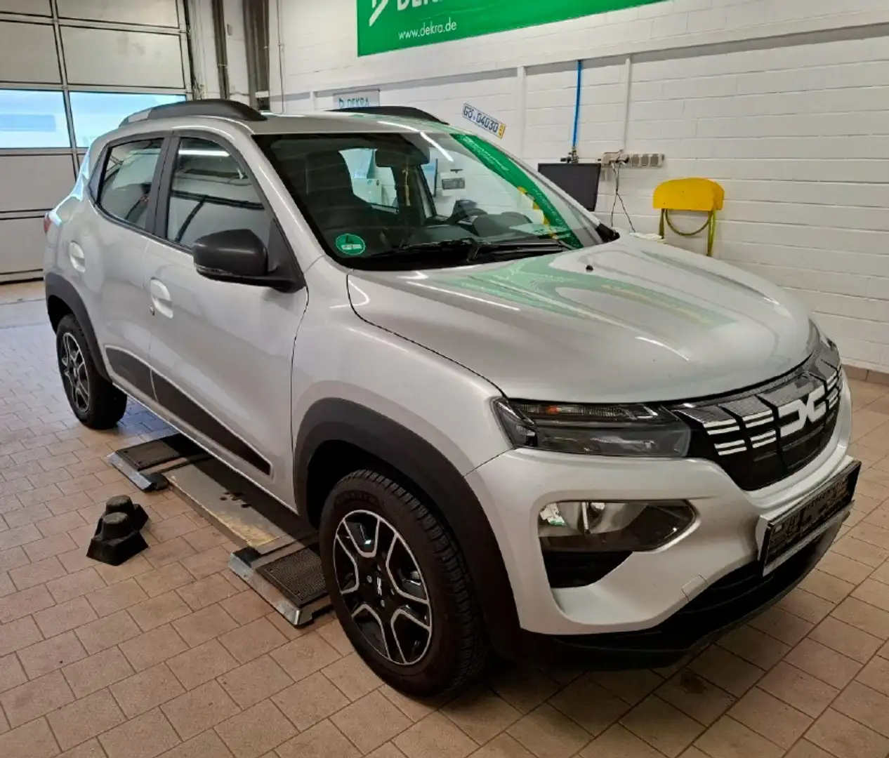 Dacia Spring Essential 45 Klima - Allwetter Silber - 1