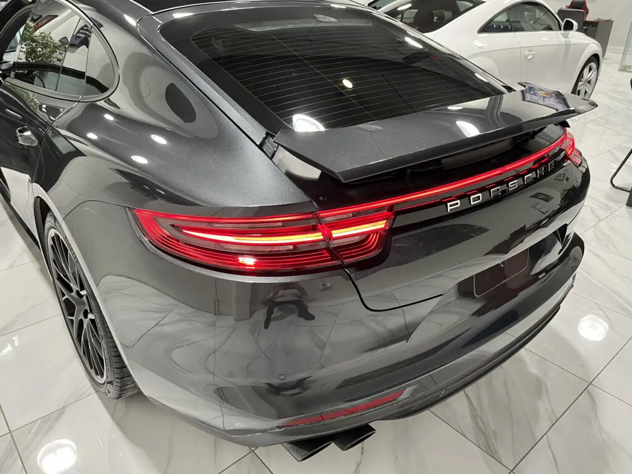 Porsche Panamera снимка Porsche Panamera