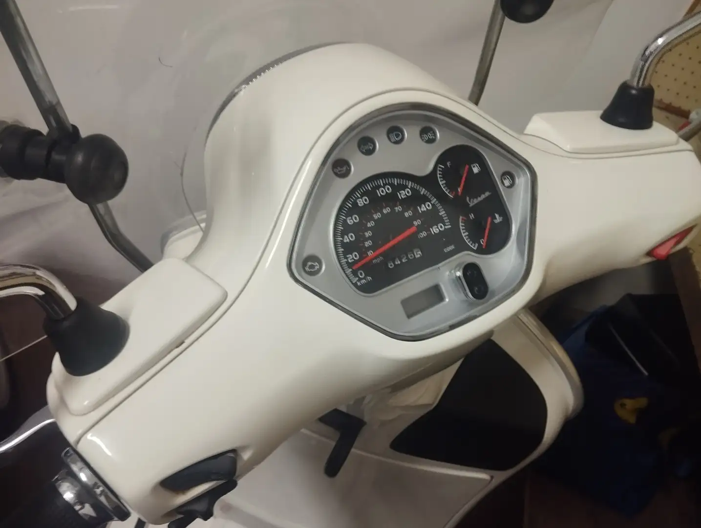 Vespa GTS Super 125 Bílá - 1