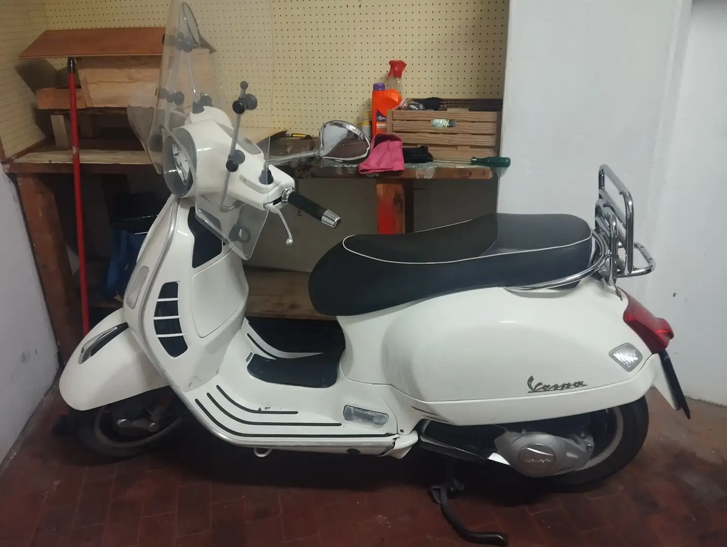 Vespa GTS Super 125 Bílá - 2