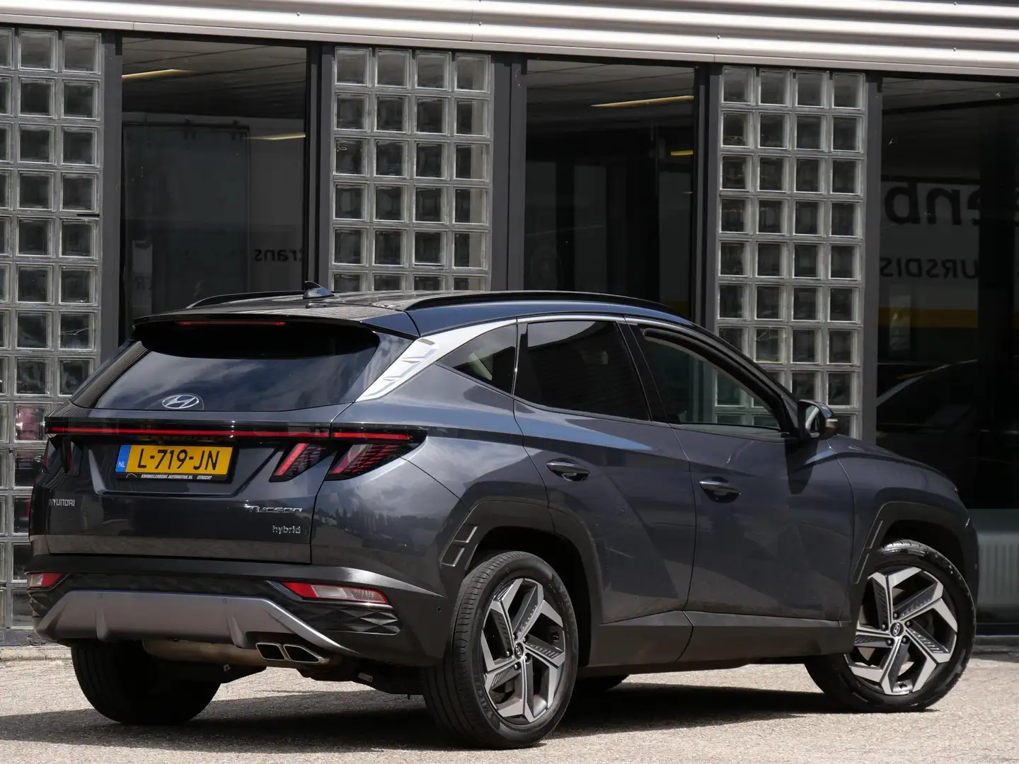 Hyundai TUCSON 1.6T-GDI HEV HYBRID PREMIUM/ AFN. TREKHAAK/ TWO-TO Grijs - 2