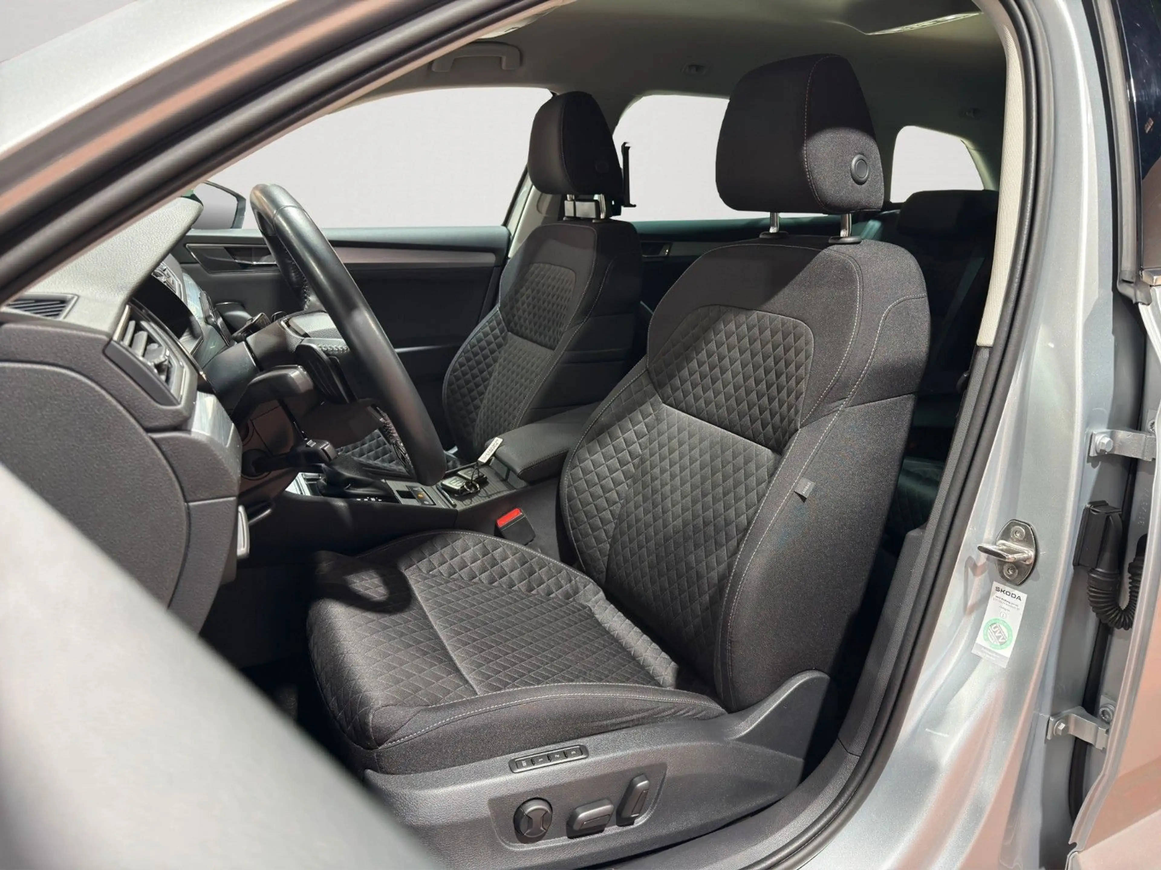 Skoda Superb Combi Ambition 4x4-ACC-AHK-LANE- — photo 9