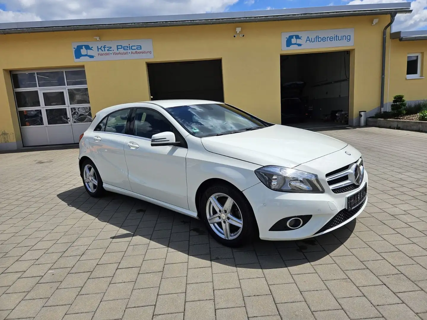 Mercedes-Benz A 180 A -Klasse A 180 BlueEfficiency Blanc - 1