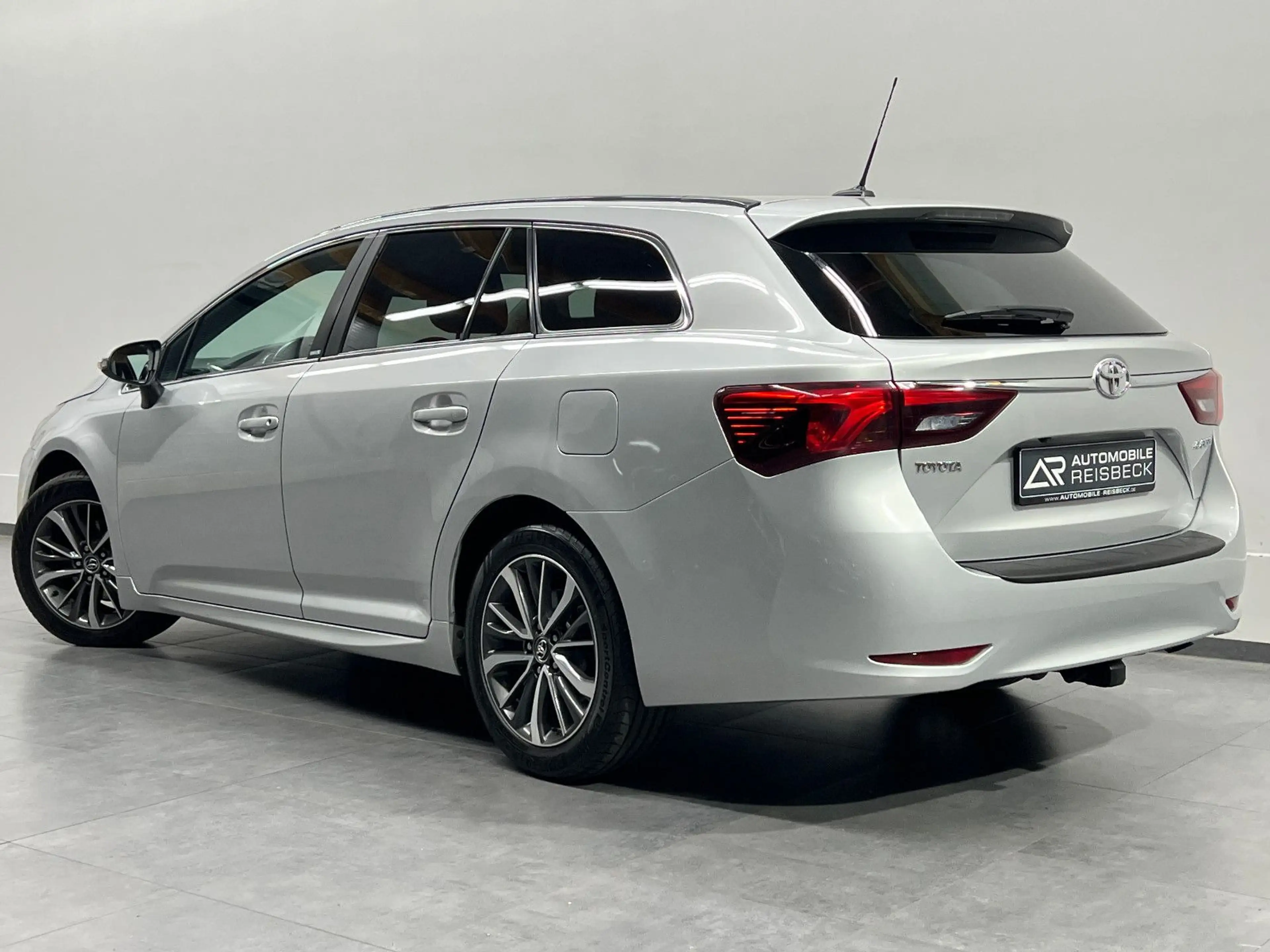 Toyota Avensis Touring Sports Edition-S D-4D *LED*AHK* — photo 4