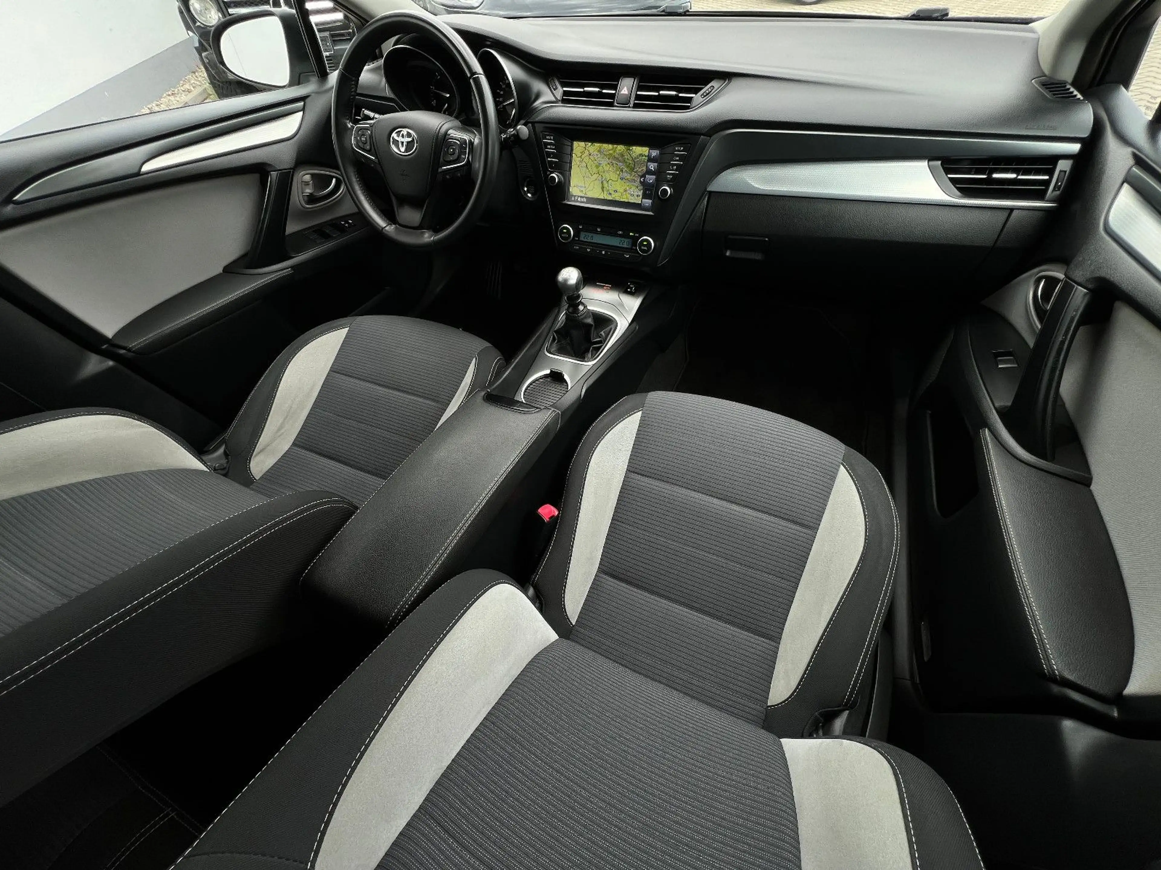 Toyota Avensis Touring Sports Edition-S D-4D *LED*AHK* — photo 12