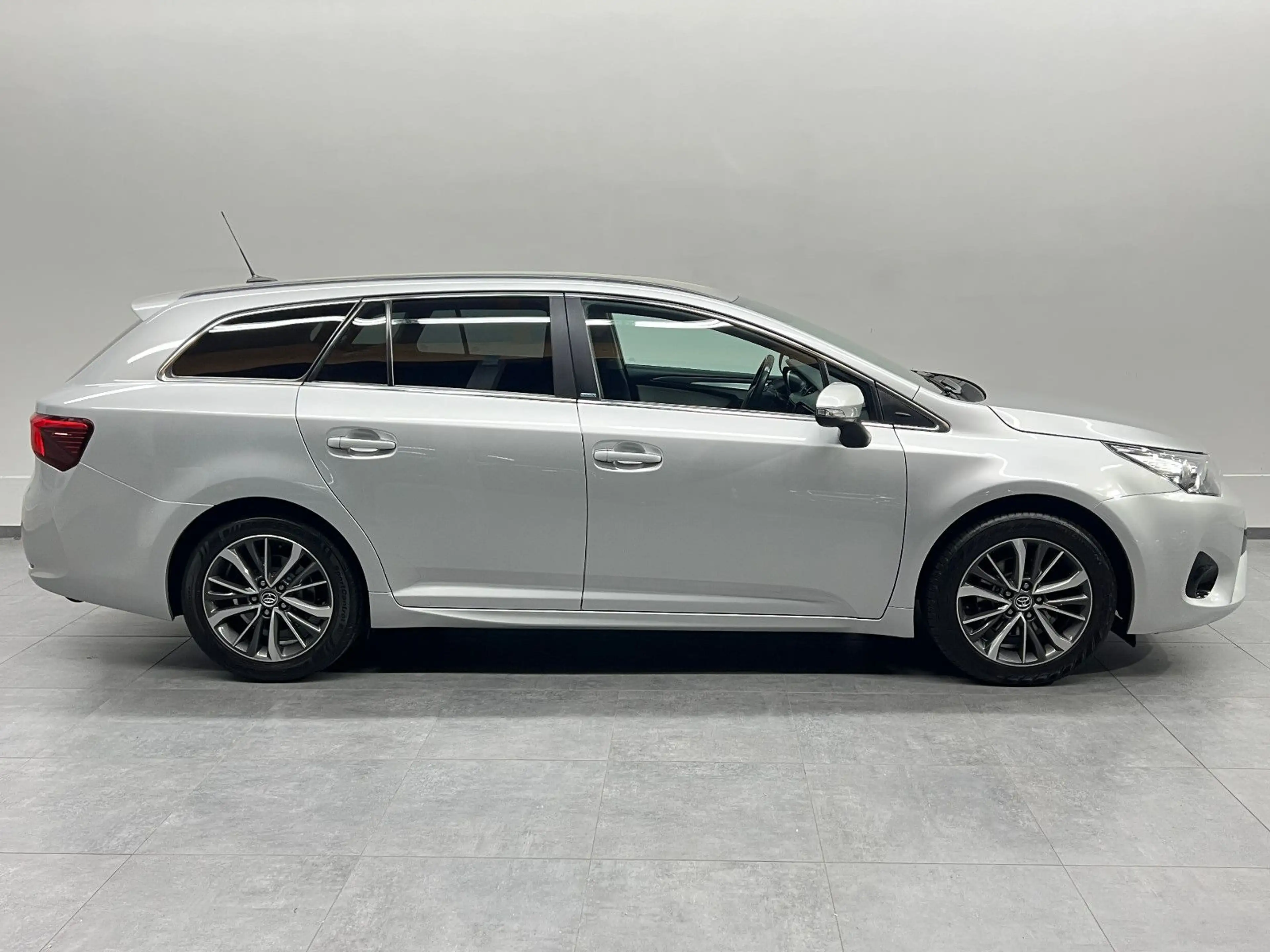 Toyota Avensis Touring Sports Edition-S D-4D *LED*AHK* — photo 6
