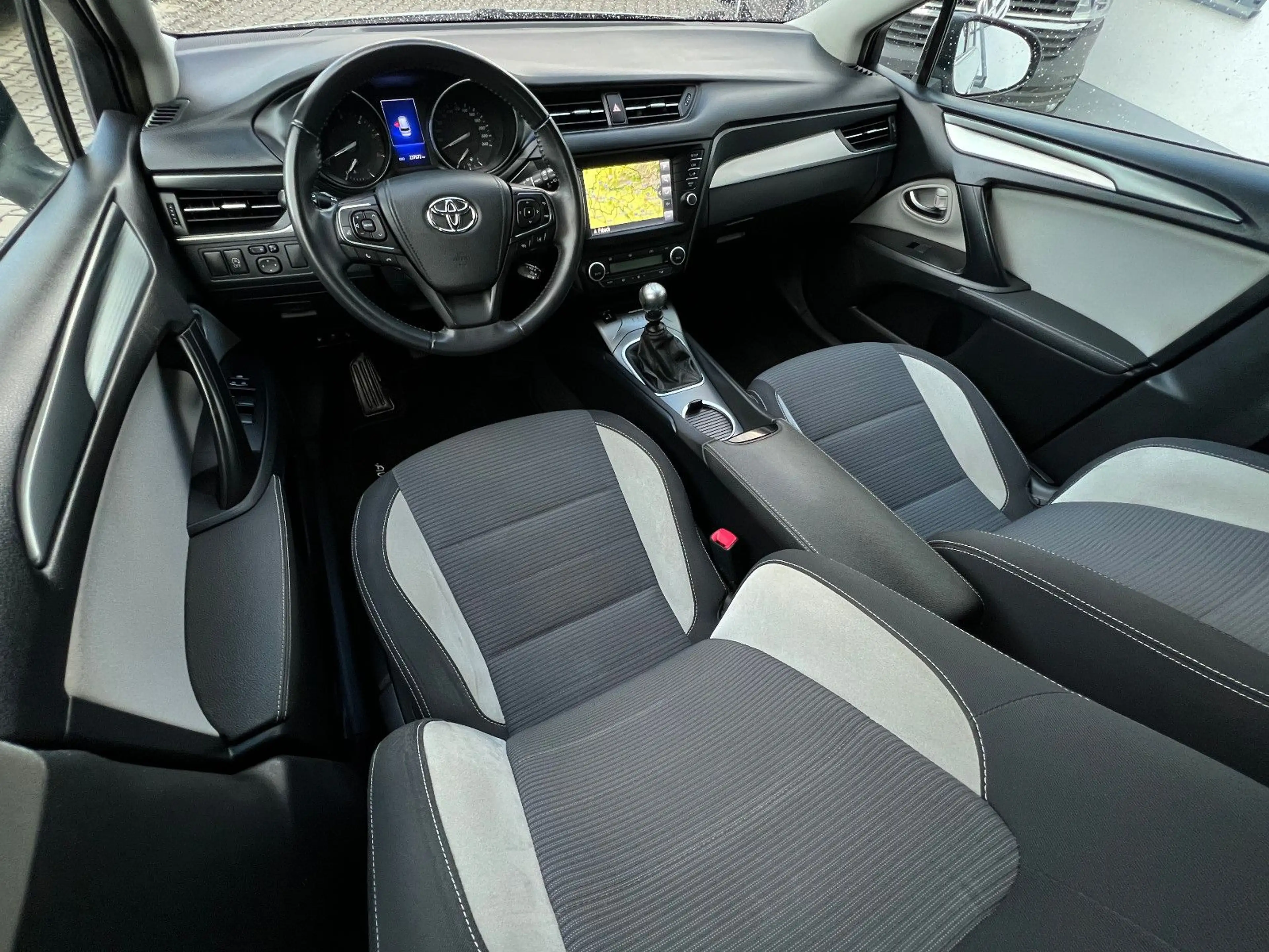 Toyota Avensis Touring Sports Edition-S D-4D *LED*AHK* — photo 10