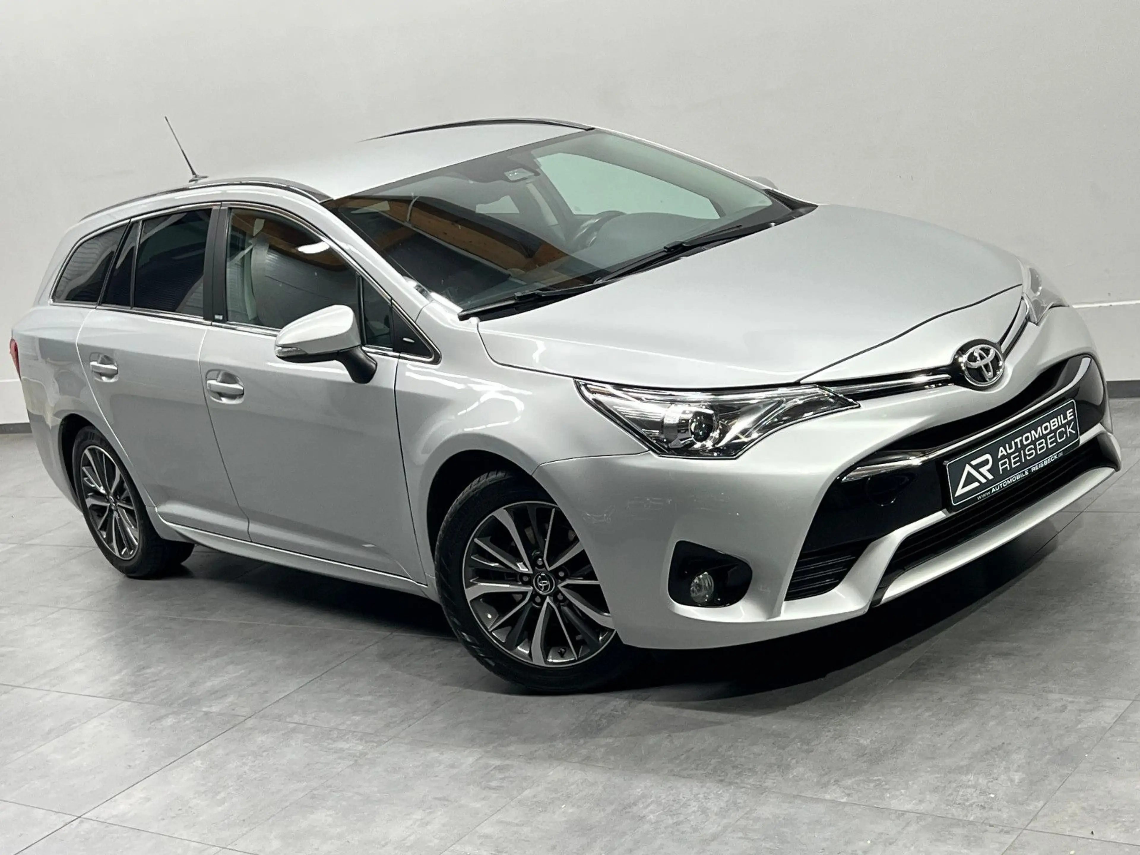 Toyota Avensis Touring Sports Edition-S D-4D *LED*AHK* — photo 5